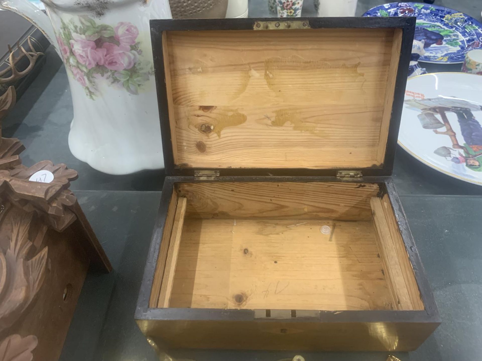 A MIXED LOT TO INCLUDE A VINTAGE MAHOGANY BOX, YELLOW METAL SPOONS WITH CERAMIC BOWLS, A BRASS BELL, - Image 5 of 5