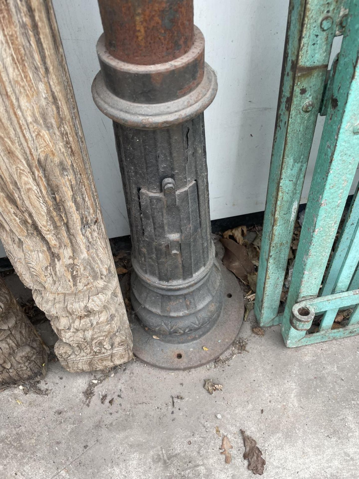 A CAST IRON TWO BRANCH STREET/ COURTYARD LIGHT - Image 5 of 6