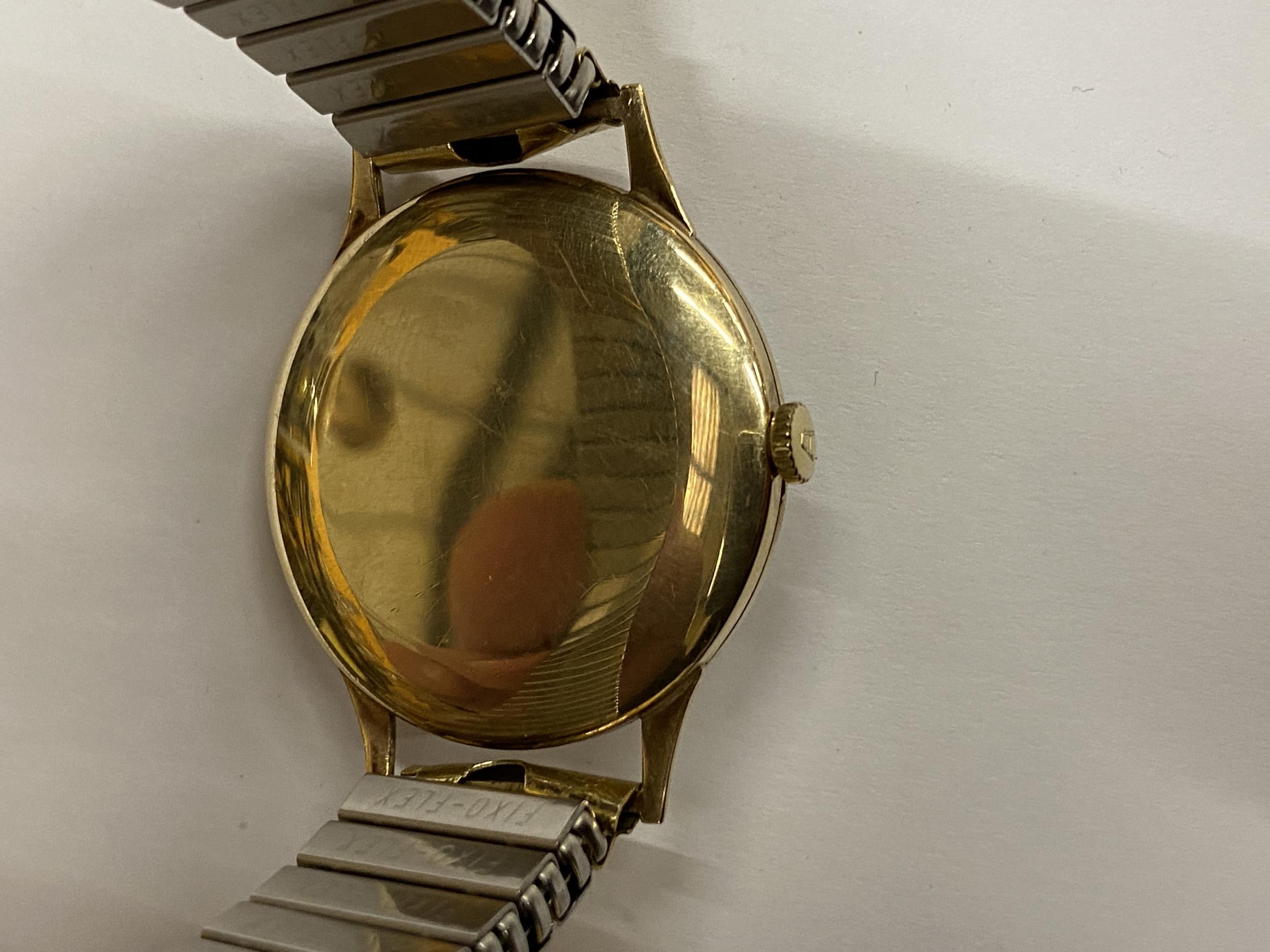 A GENTS 9CT GOLD CASED AVIA MANUAL WIND DATE WATCH WITH FLEXI STRAP IN ORIGINAL BOX - Image 3 of 7