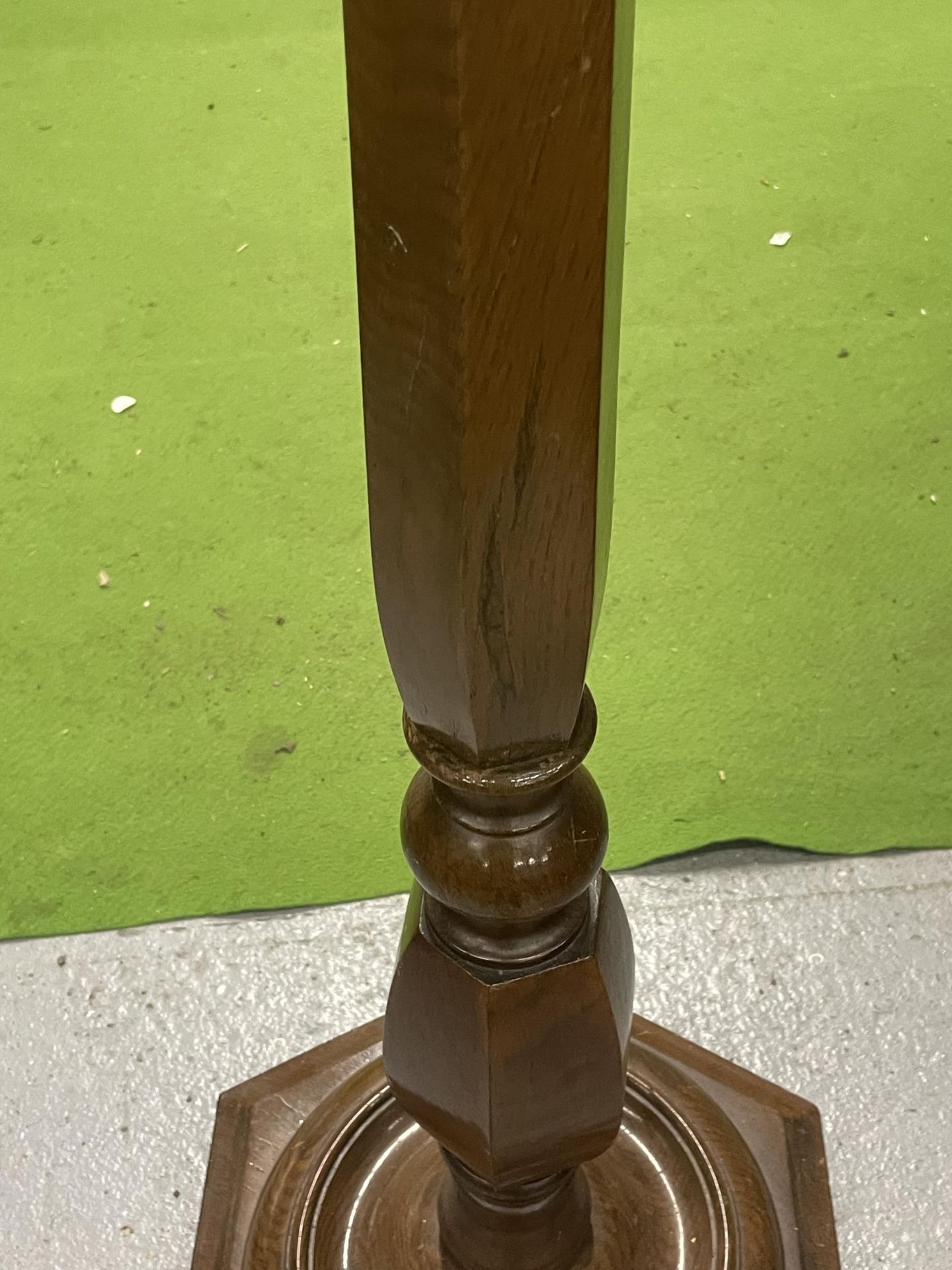 A TALL VINTAGE MAHOGANY STANDARD LAMP + SHADE - Image 3 of 4