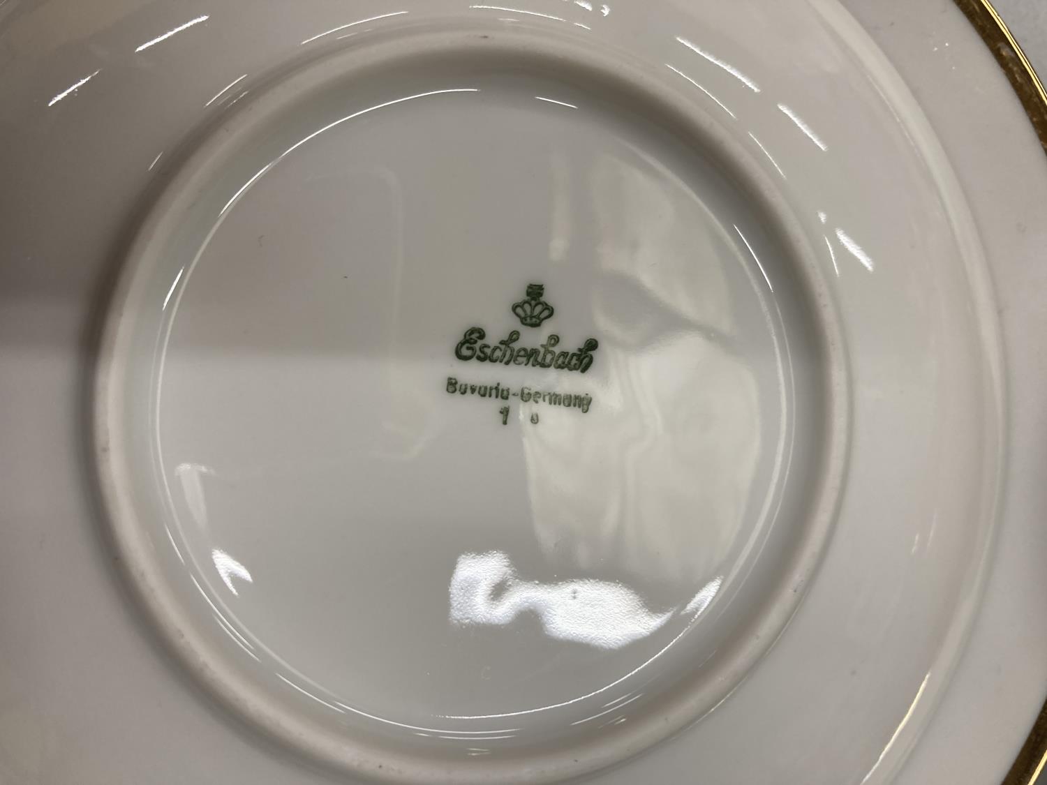 AN ESCHENBACH GERMAN PART DINNER SERVICE TO INCLUDE VARIOUS SIZED PLATES, BOWLS, CUPS, SAUCERS, ETC - Image 4 of 4