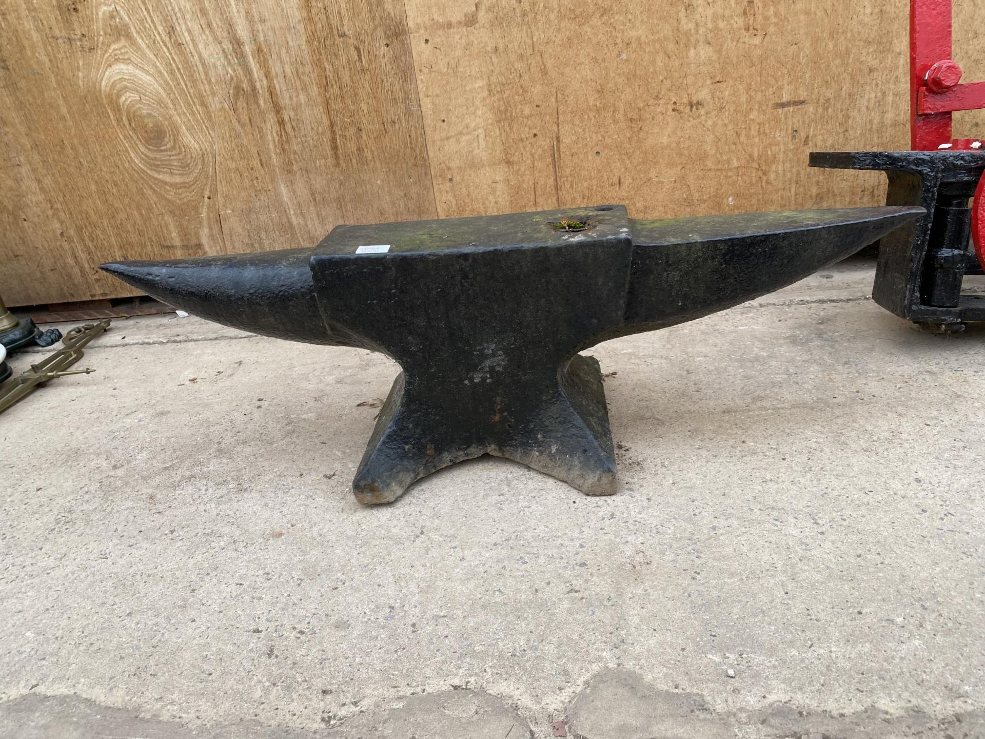 A VINTAGE CAST IRON BLACKSMITHS ANVIL (L:40" H:12") - Image 2 of 6