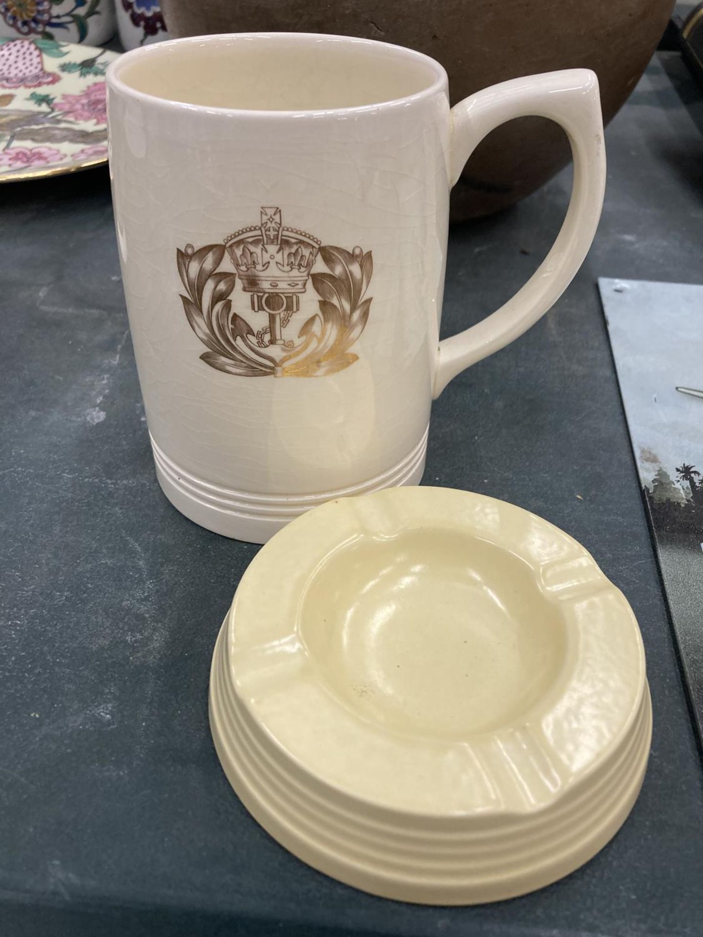 TWO PIECES OF KEITH MURRAY WEDGWOOD TO INCLUDE AN ASHTRAY AND A TANKARD