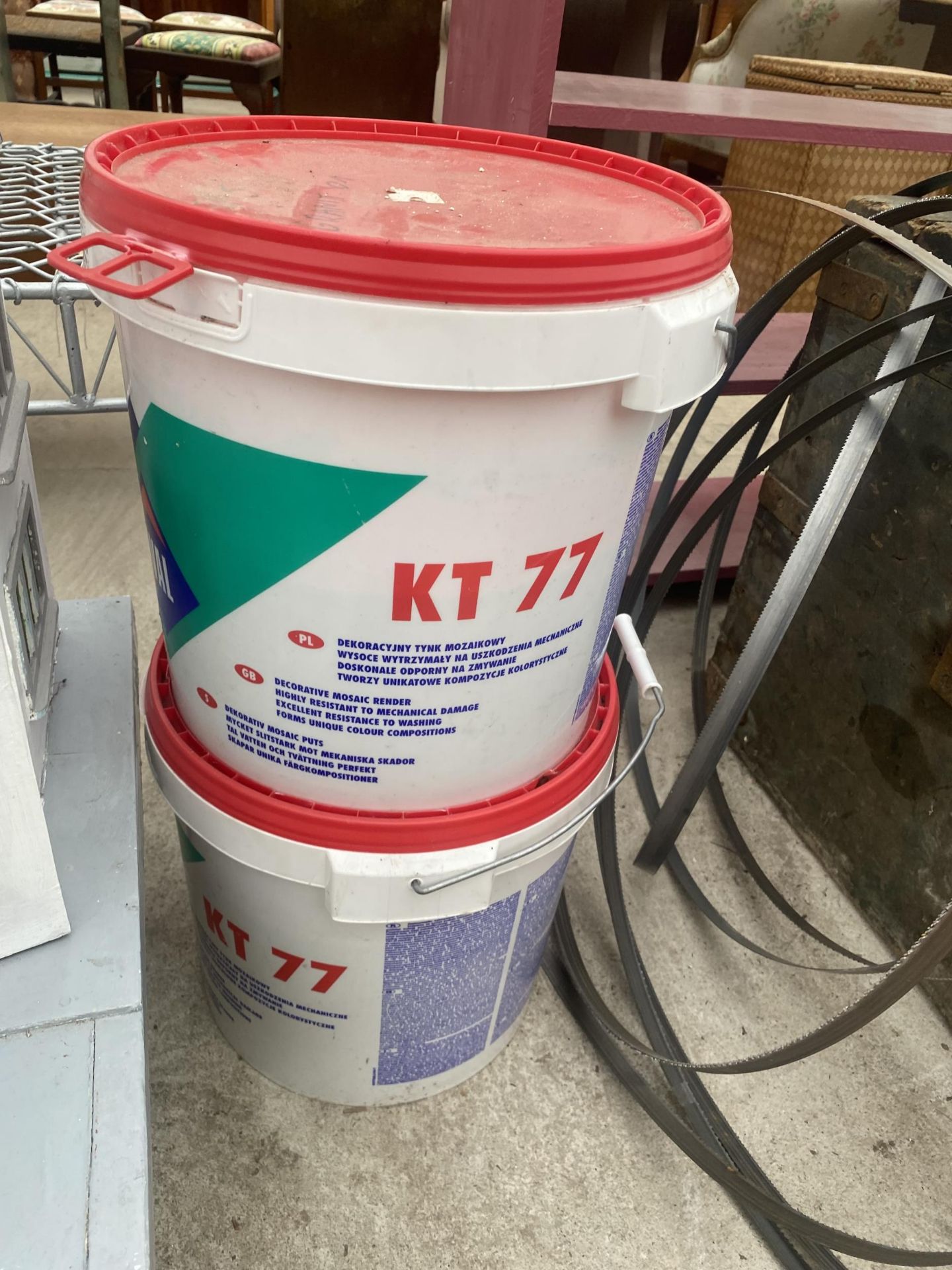 TWO TUBS OF MOSAIC RENDER AND SEVEN CIRCULAR SAW BLADES