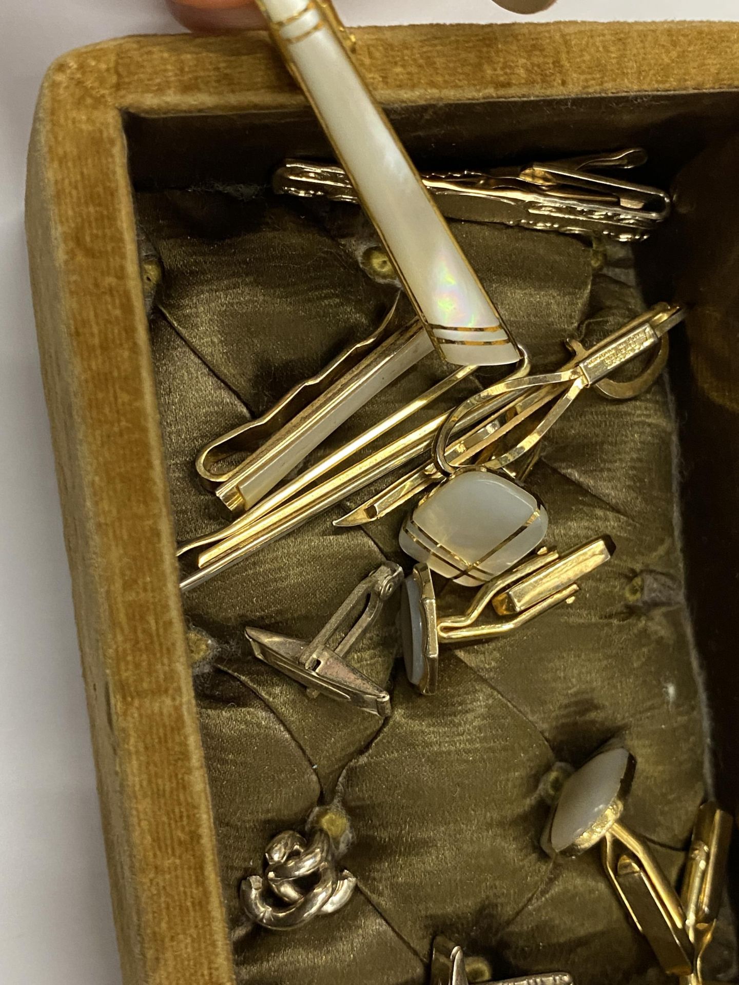 A BOX OF VINTAGE CUFFLINKS AND TIE CLIPS - Image 3 of 4