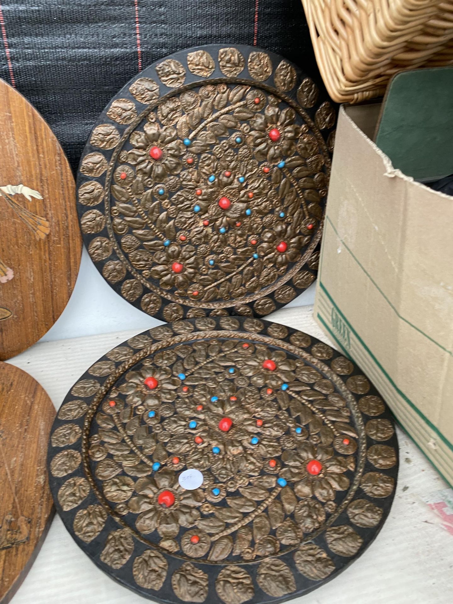 AN ASSORTMENT OF TREEN TRAYS AND PLAQUES - Image 2 of 4
