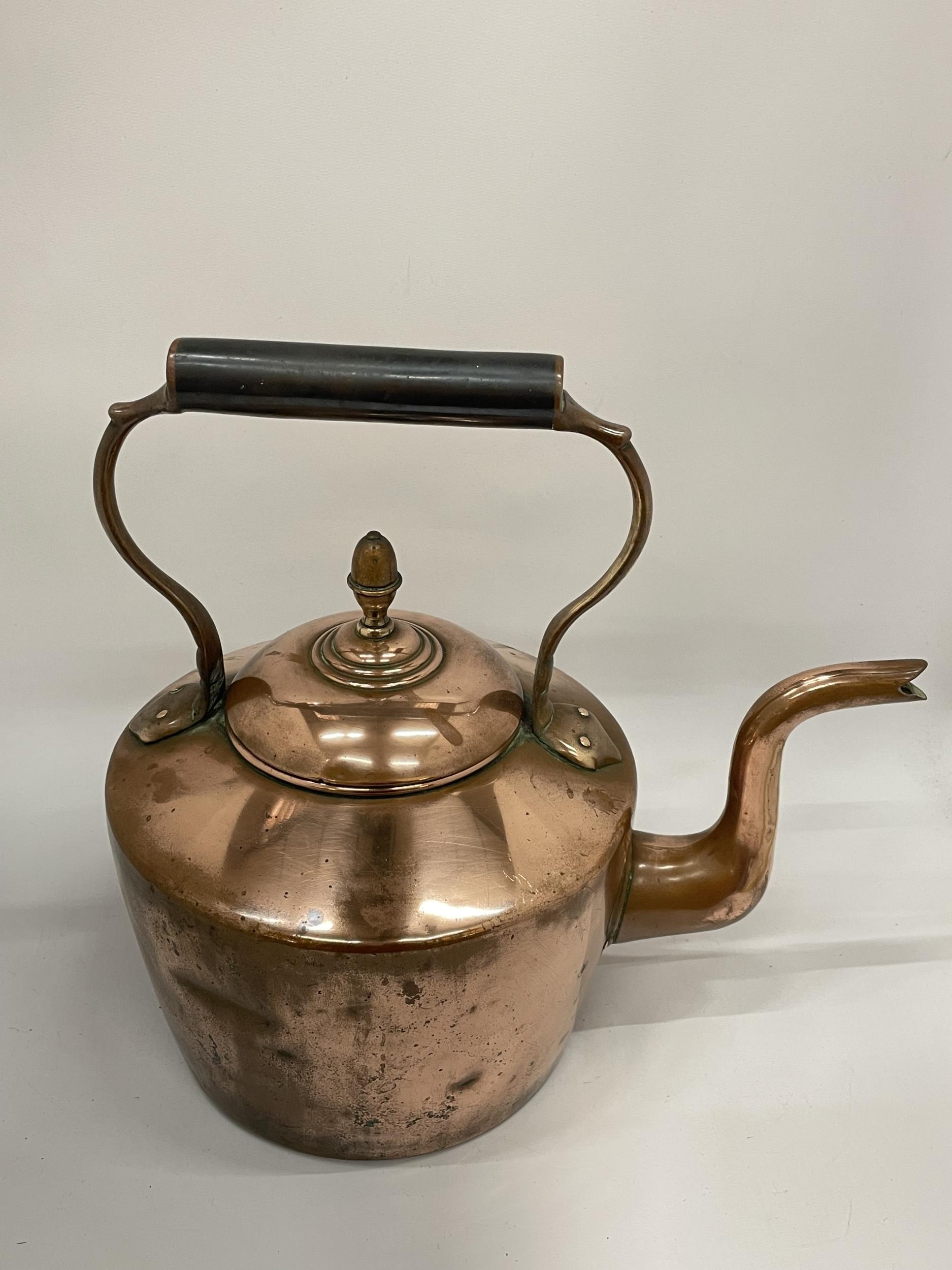 AN EARLY TO MID 20TH CENTURY COPPER KETTLE - Image 3 of 3