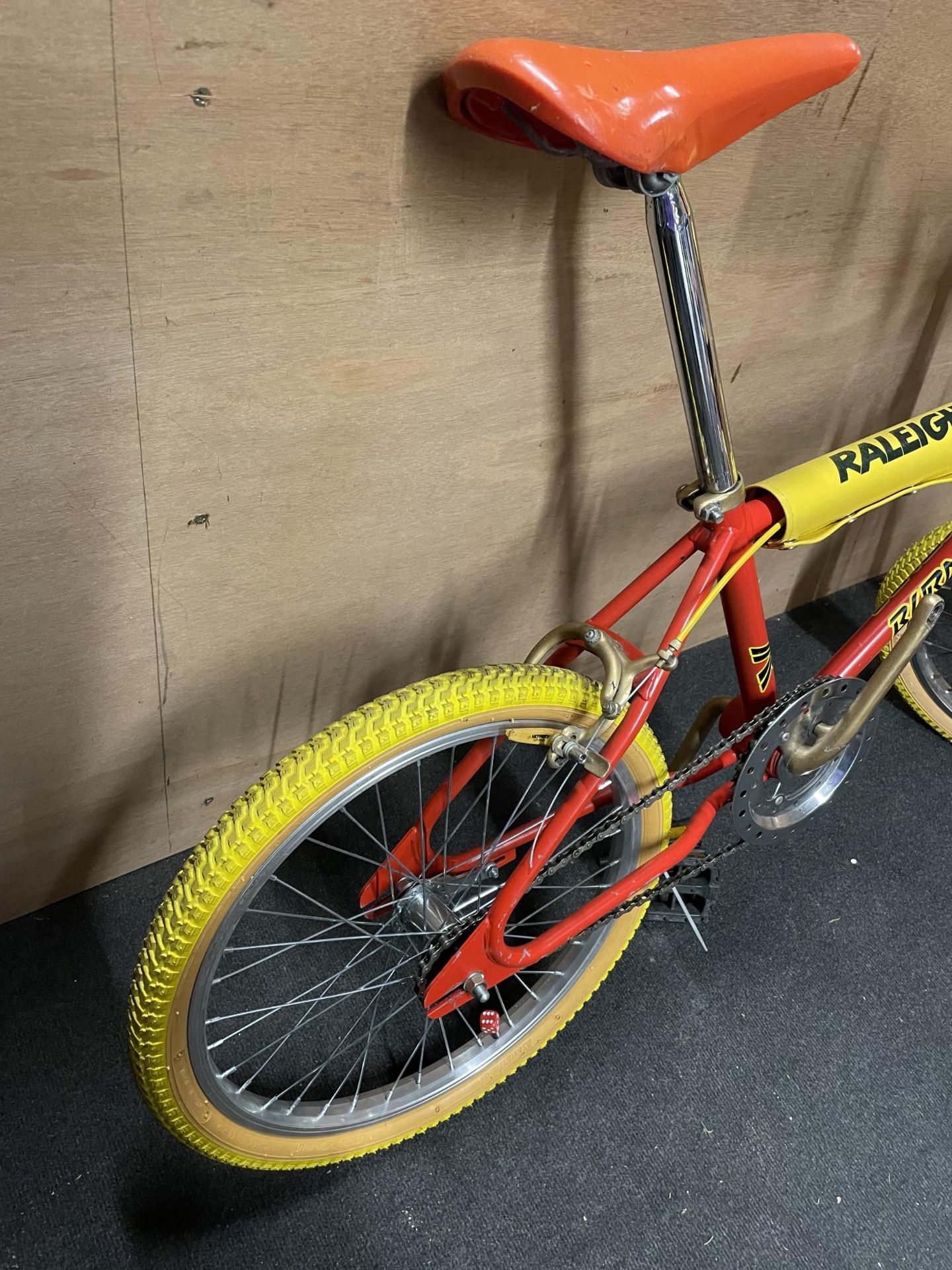 A RARE RETRO RED COASTER MARK 1 RALEIGH BURNER BIKE WITH PEDAL BACK BRAKES SEEN FULLY WORKING BUT NO - Image 5 of 5