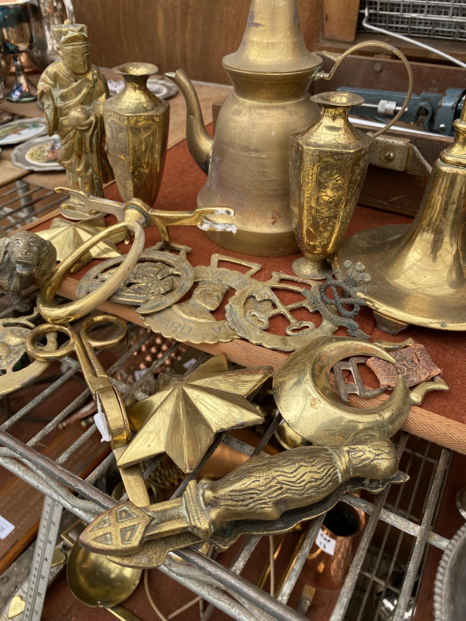 AN ASSORTMENT OF BRASS ITEMS TO INCLUDE VASES, A COFFEE POT AND HORSE BRASSES ETC - Image 3 of 3