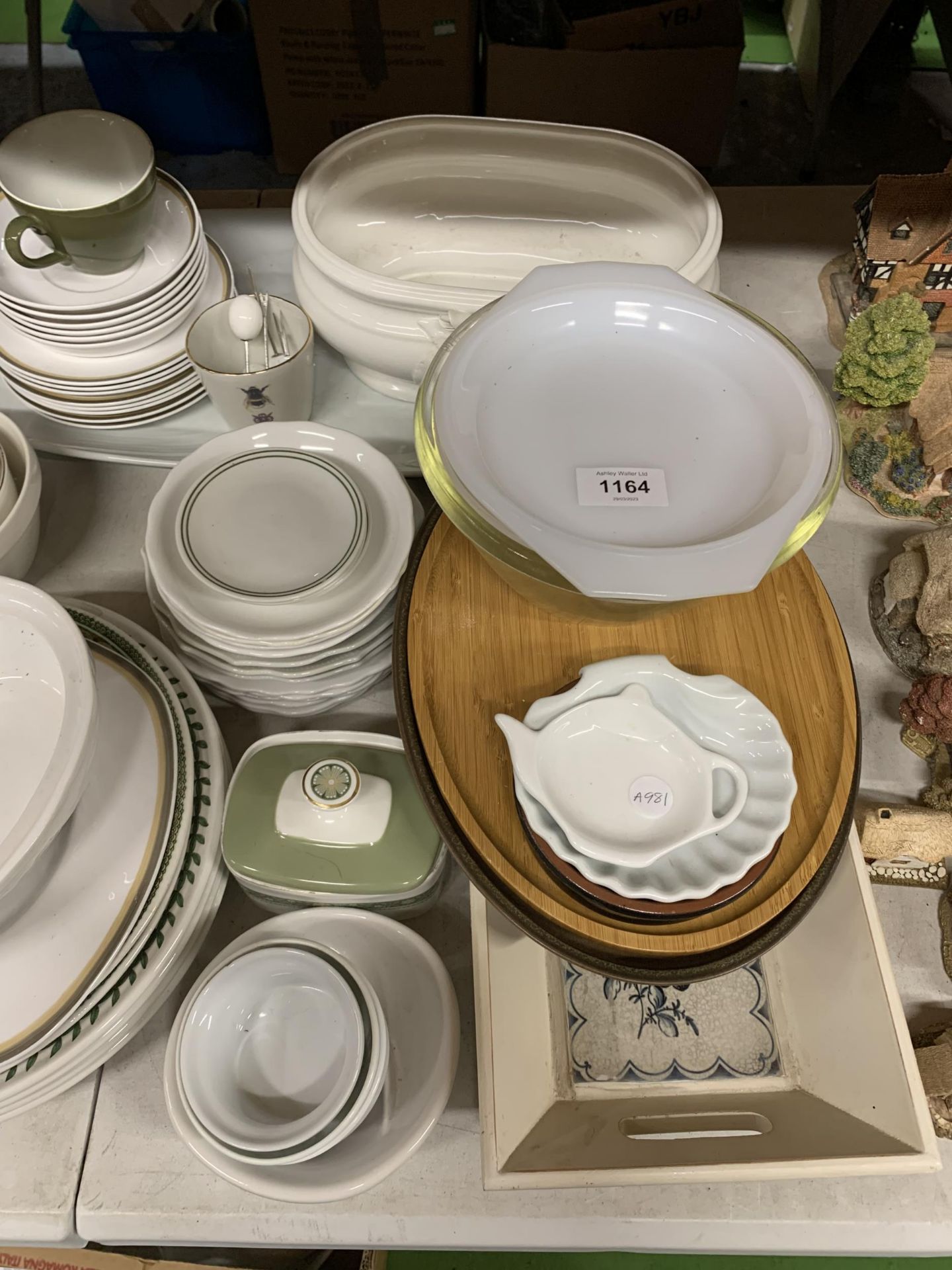 A LARGE MIXED LOT OF CERAMICS TO INCLUDE VARIOUS SIZES OF PLATES, SERVING DISHES, A PLATTER, - Image 3 of 4