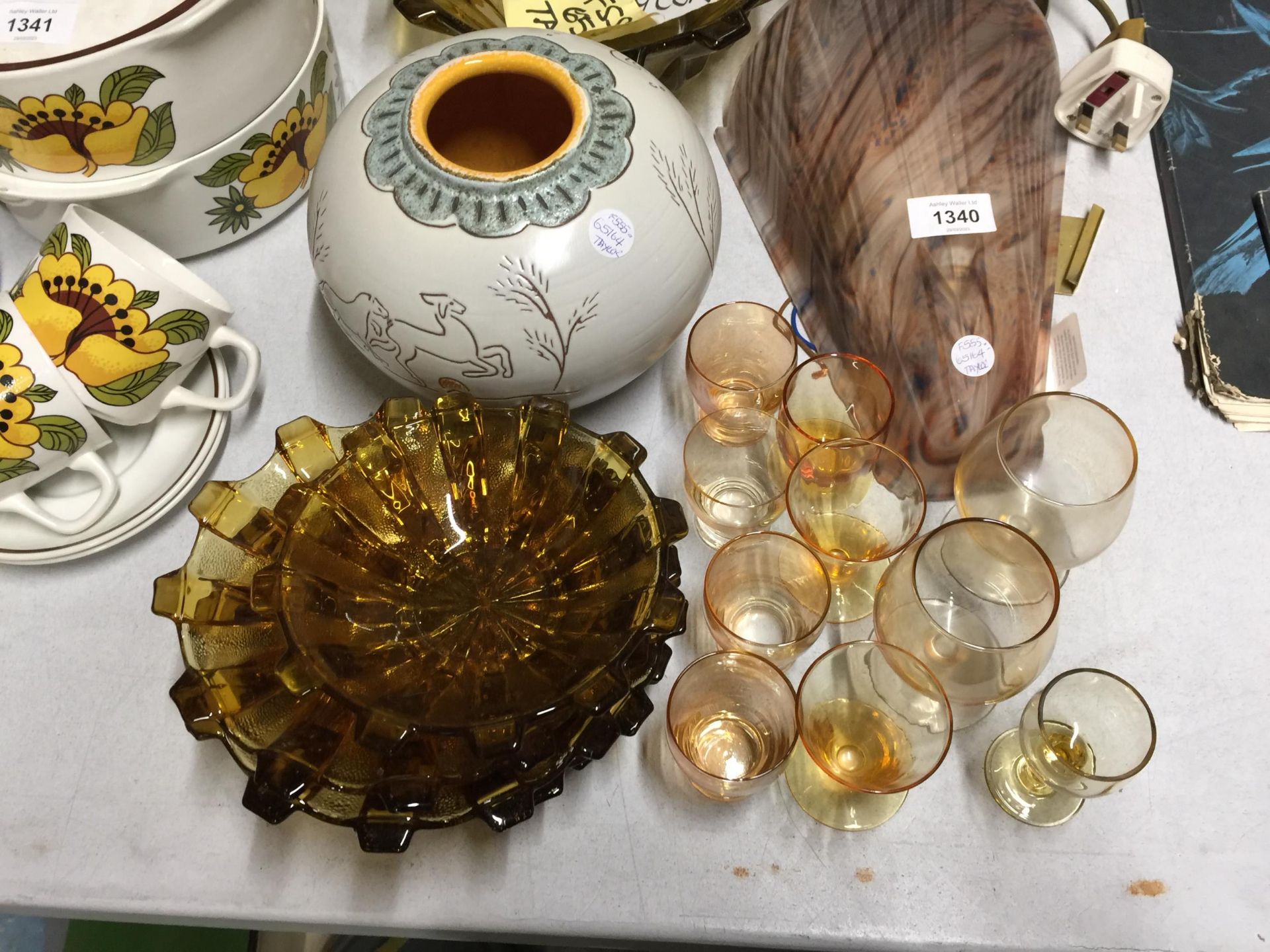 A MIXED LOT TO INCLUDE AMBER GLASS BOWLS AND DISHES, A BRASS LAMP WITH A GLASS 'SHELL' SHADE, A - Image 3 of 4