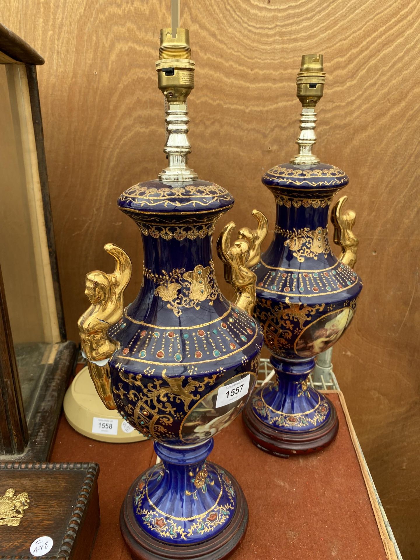 A PAIR OF BLUE CERAMIC ORIENTAL STYLE TABLE LAMPS WITH CHERUB DESIGN - Bild 2 aus 5