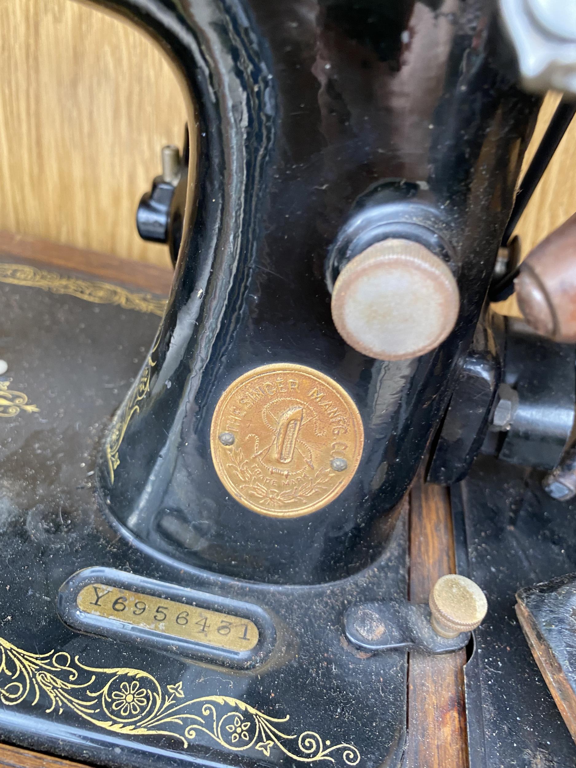 A VINTAGE SINGER SEWING MACHINE CONVERTED TO ELECTRIC AND WITH WOODEN CARRY CASE - Image 3 of 3