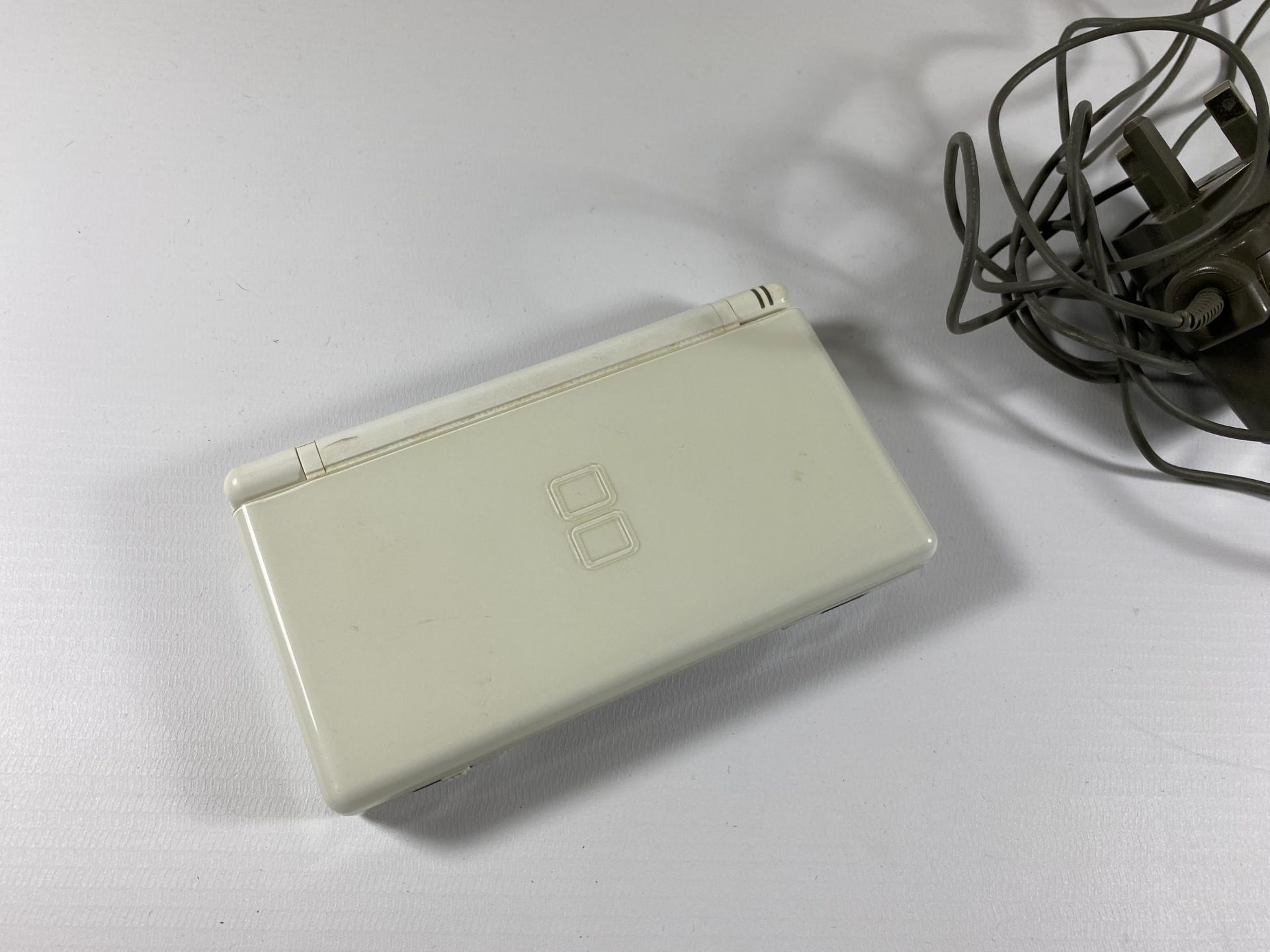 A WHITE NINTENDO DS CONSOLE & CHARGER - Image 2 of 3