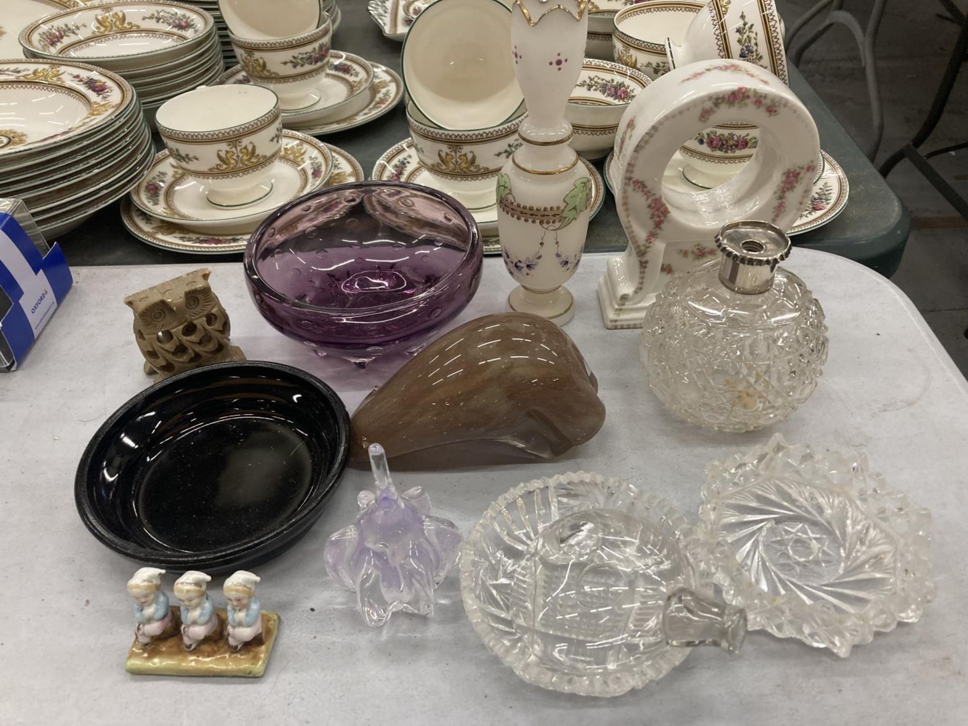 VARIOUS ITEMS TO INCLUDE GLASSWARE AND CERAMICS