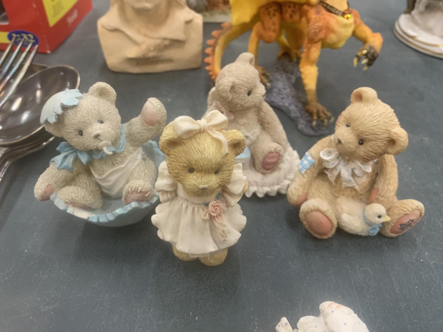 A COLLECTION OF SMALL ANIMAL FIGURES TO INCLUDE CHERISHED TEDDIES, A PETER FAGIN STYLE CAT AND DOG - Image 5 of 7