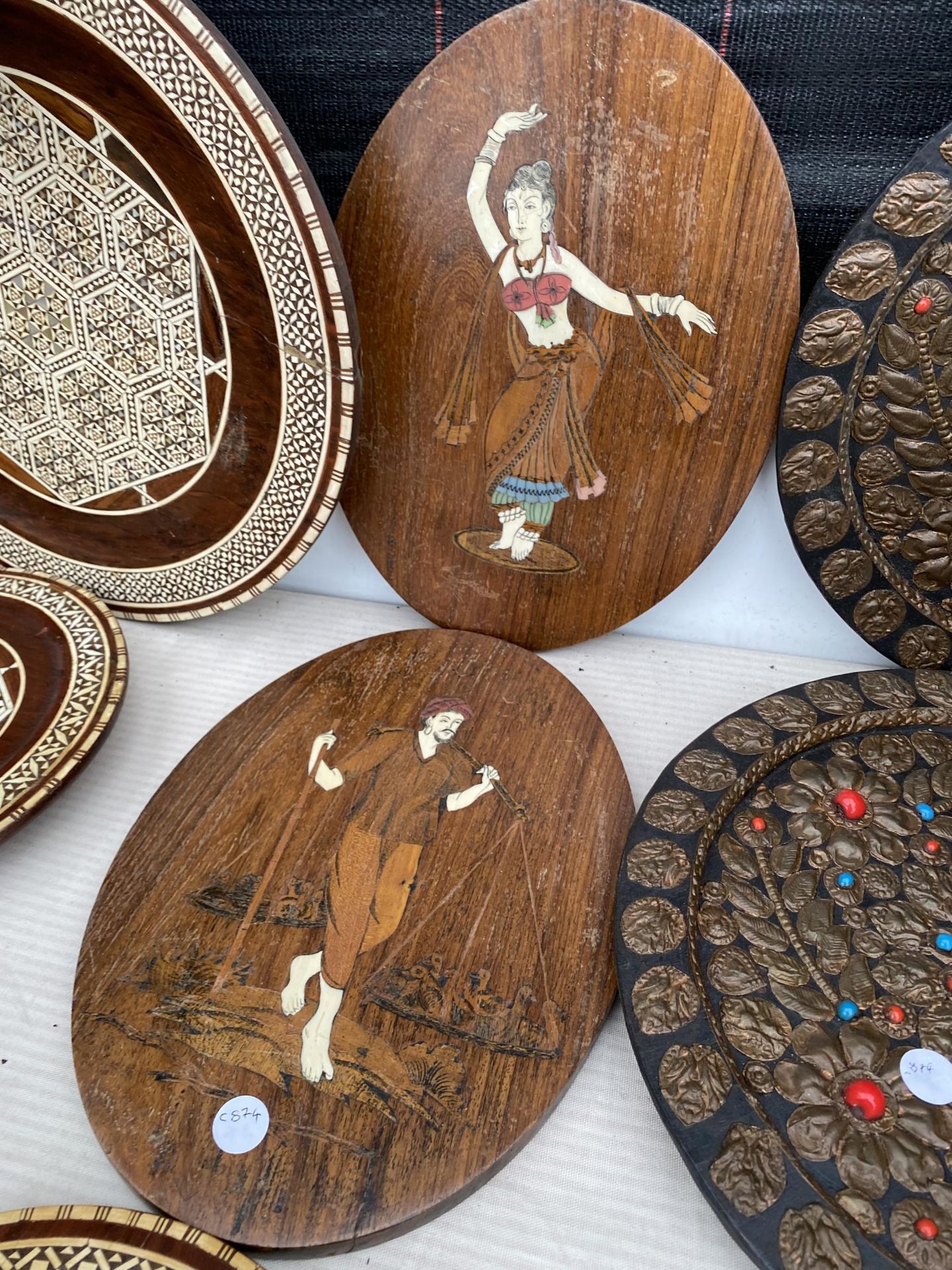 AN ASSORTMENT OF TREEN TRAYS AND PLAQUES - Image 3 of 4