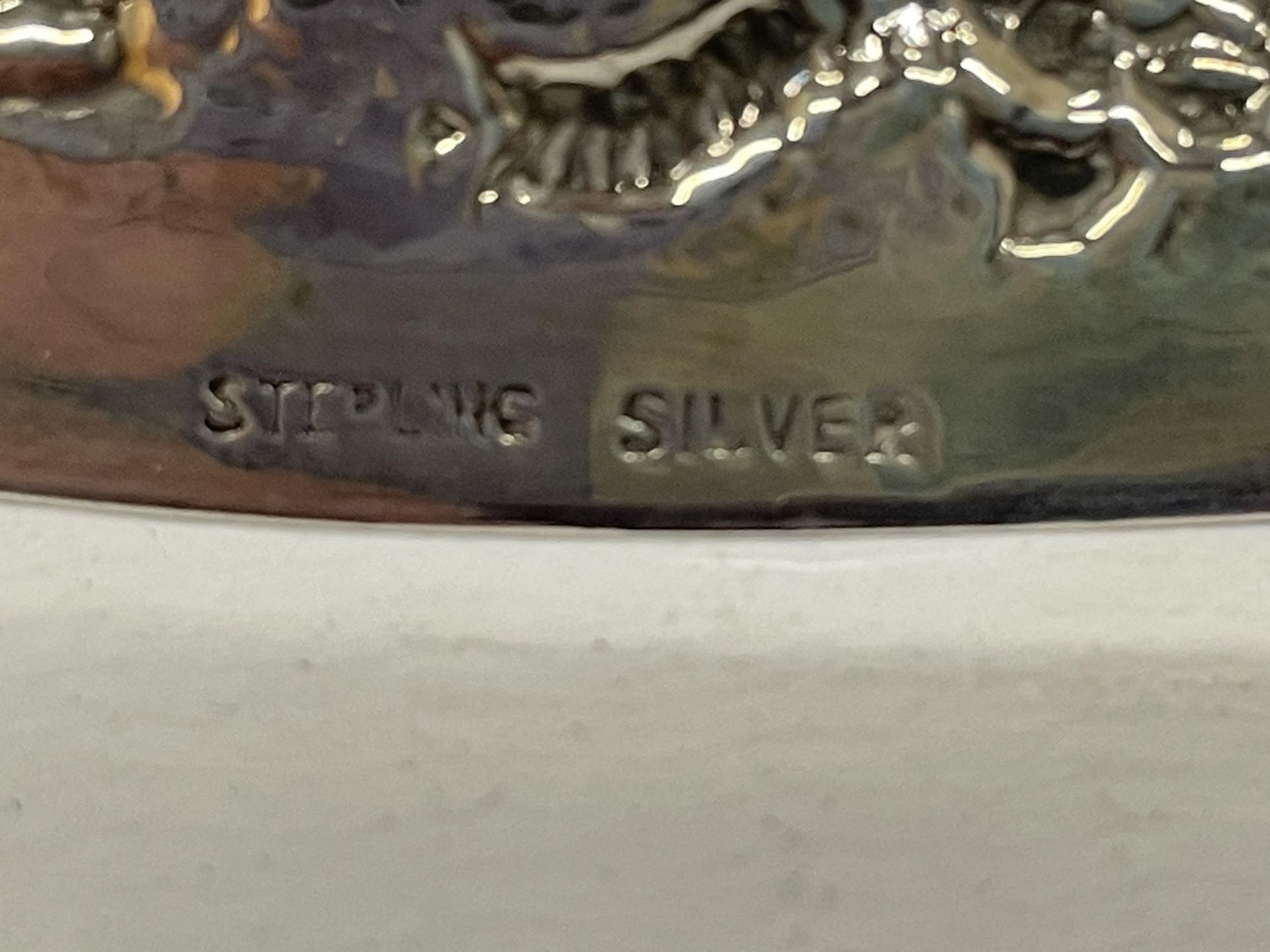 AN ABSTRACT STERLING SILVER OVAL DISH ON NEEDLE FEET, STAMPED TO REVERSE AND DATED CALCUTTA, - Image 4 of 4