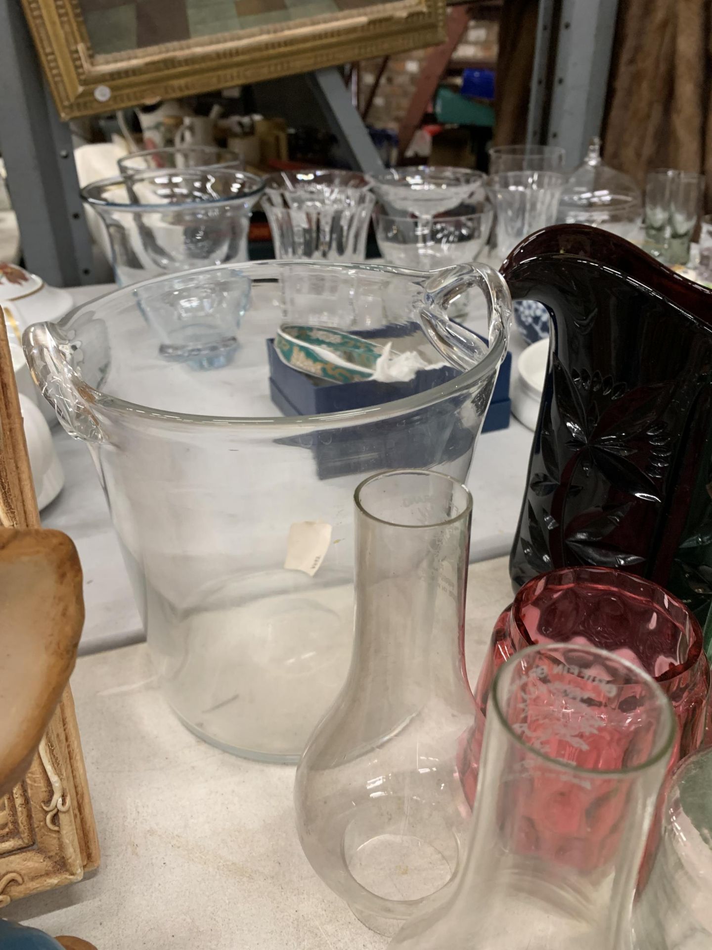 A QUANTITY OF VINTAGE GLASSWARE TO INCLUDE A SCENT BOTTLE LAMP SHADES, JUGS, BOTTLES, A FUNNEL, - Image 4 of 5