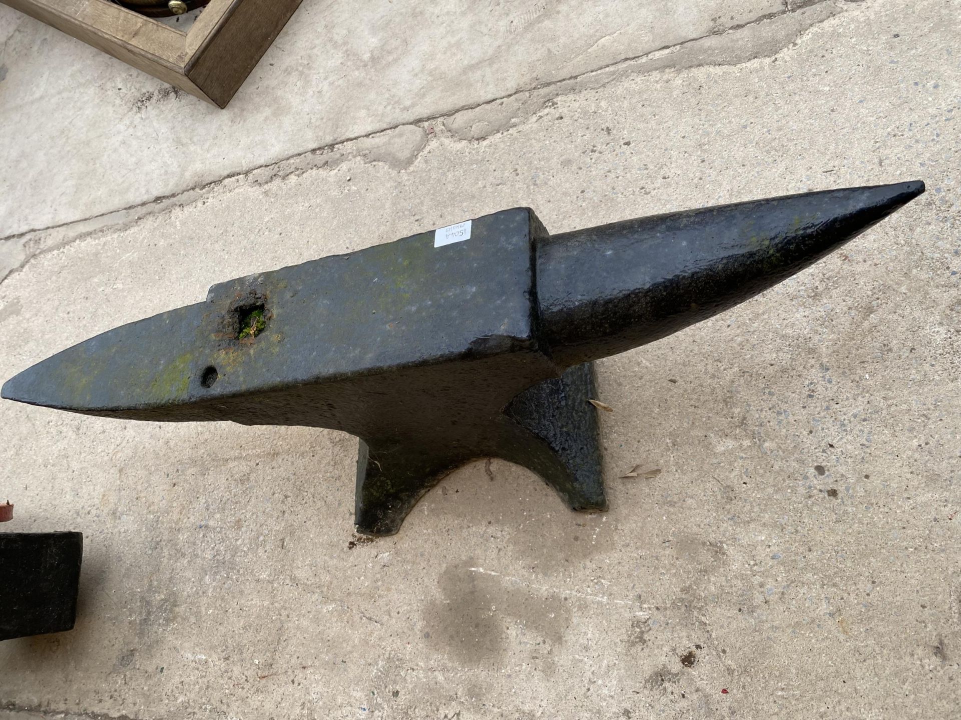 A VINTAGE CAST IRON BLACKSMITHS ANVIL (L:40" H:12") - Image 4 of 6