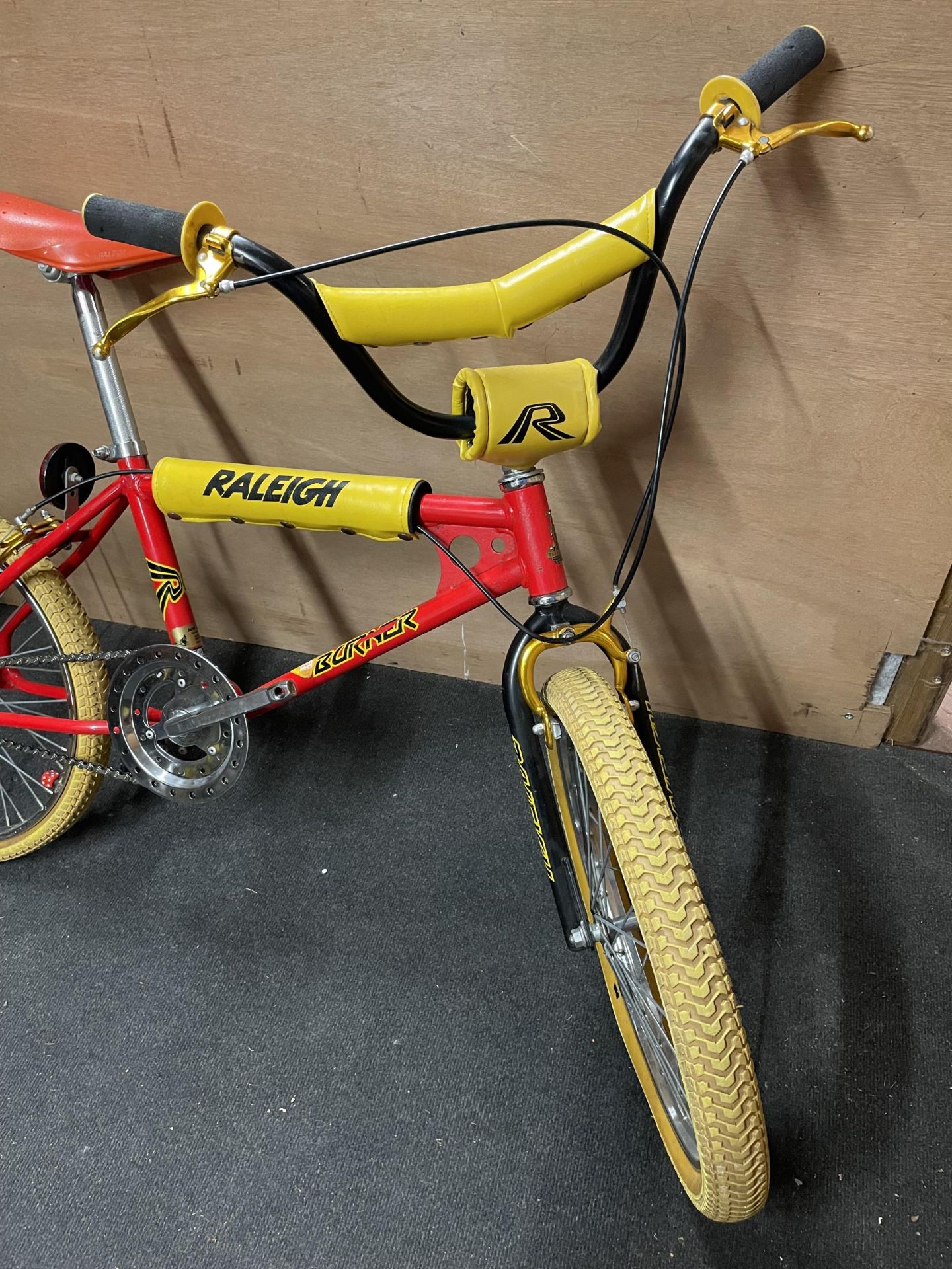 A RETRO 1980'S MARK 1 RED RALEIGH BURNER BIKE - Image 4 of 5