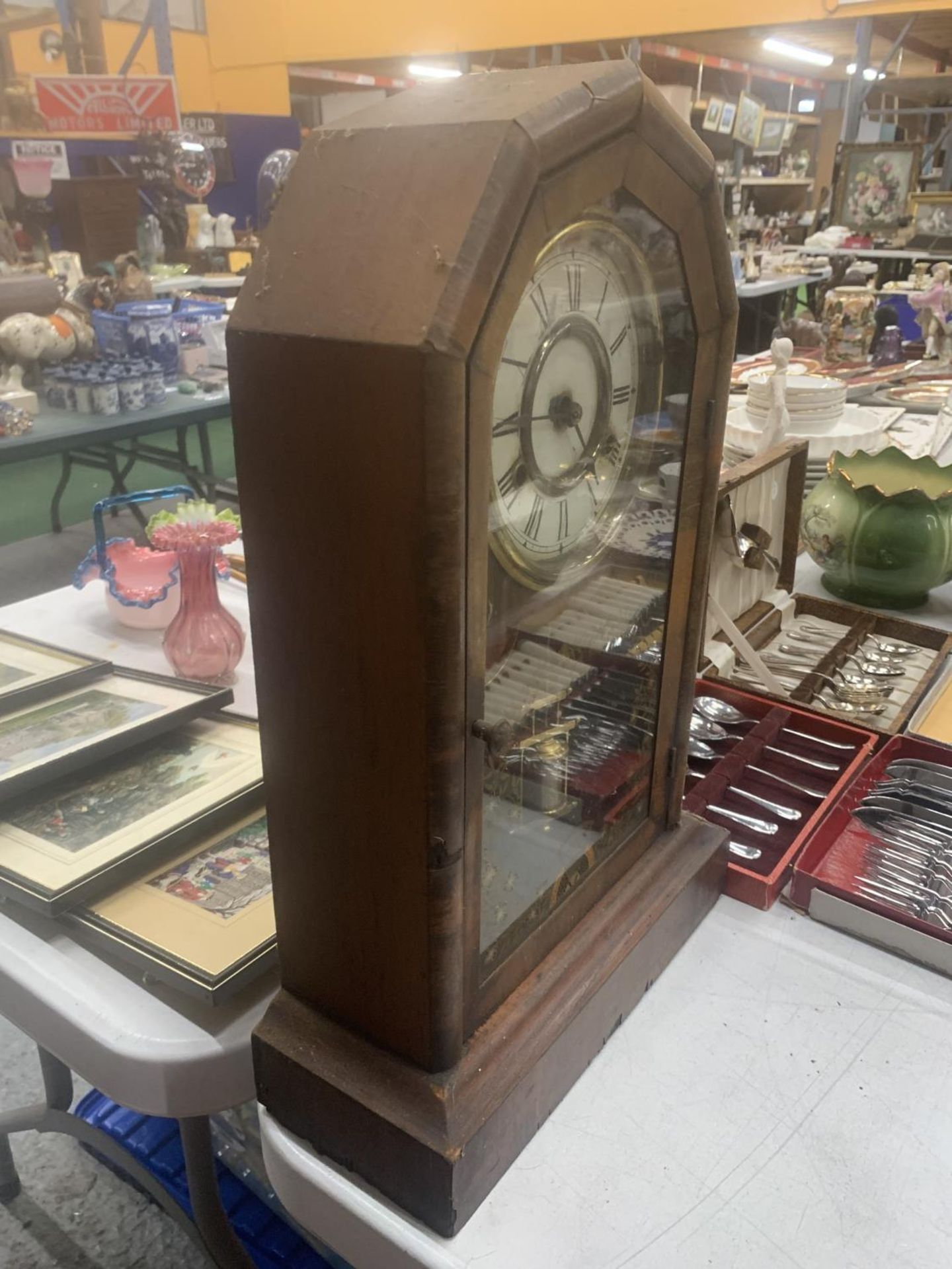 A VINTAGE MAHOGANY CASED MANTLE CLOCK WITH FLORAL DECORATED GLASS DOOR, TO INCLUDE PENDULUM AND - Image 4 of 6