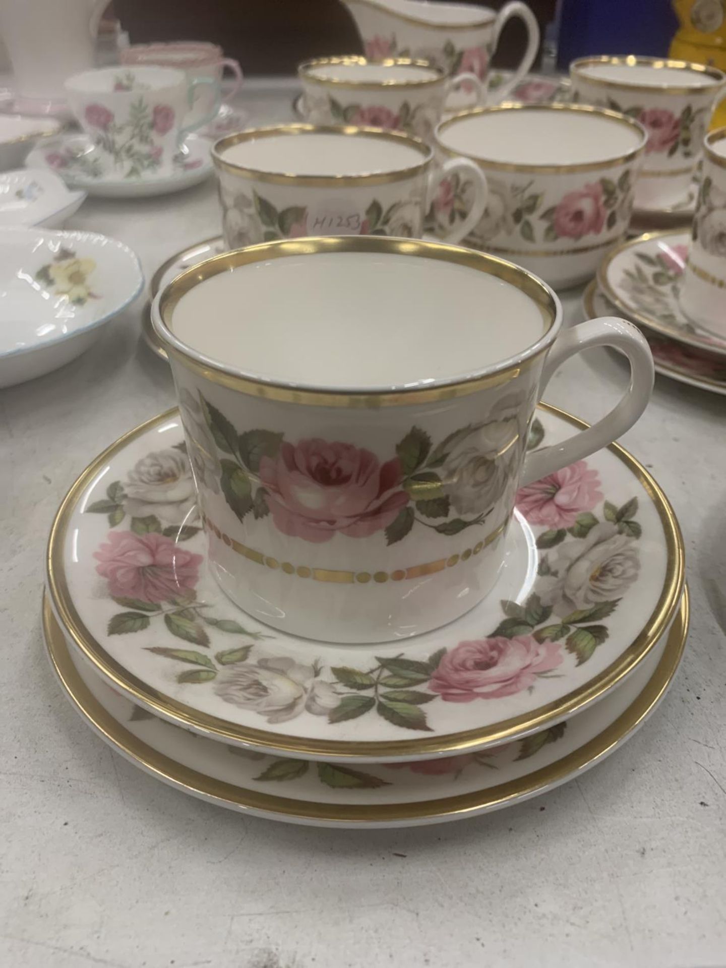 A ROYAL WORCESTER 'ROYAL GARDEN' TEASET TO INCLUDE A CAKE PLATE, CREAM JUG, SUGAR BOWL, CUPS, - Image 2 of 6