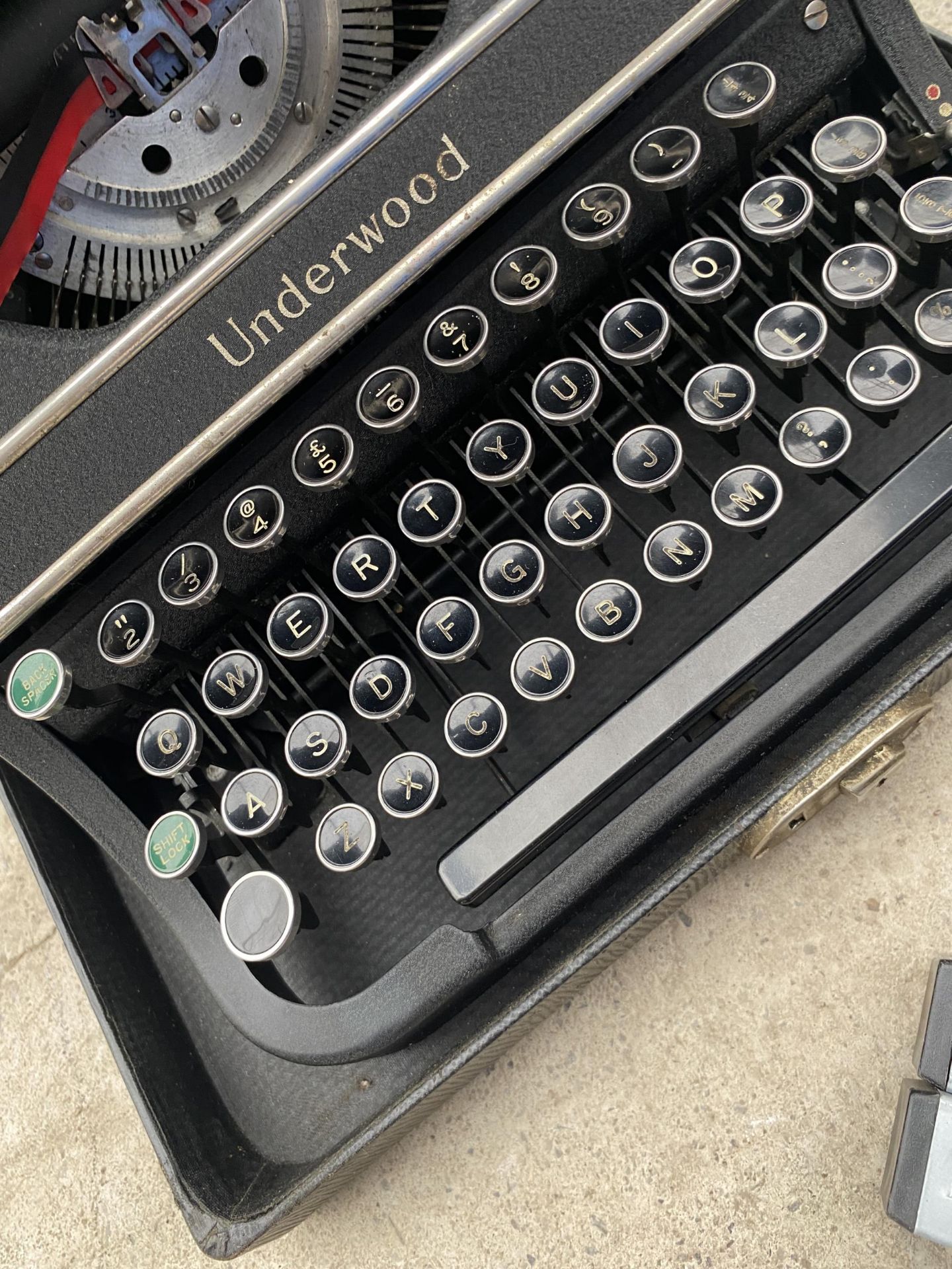 A VINTAGE CASED UNDERWOOD UNIVERSAL U.S.A TYPEWRITER - Image 3 of 3