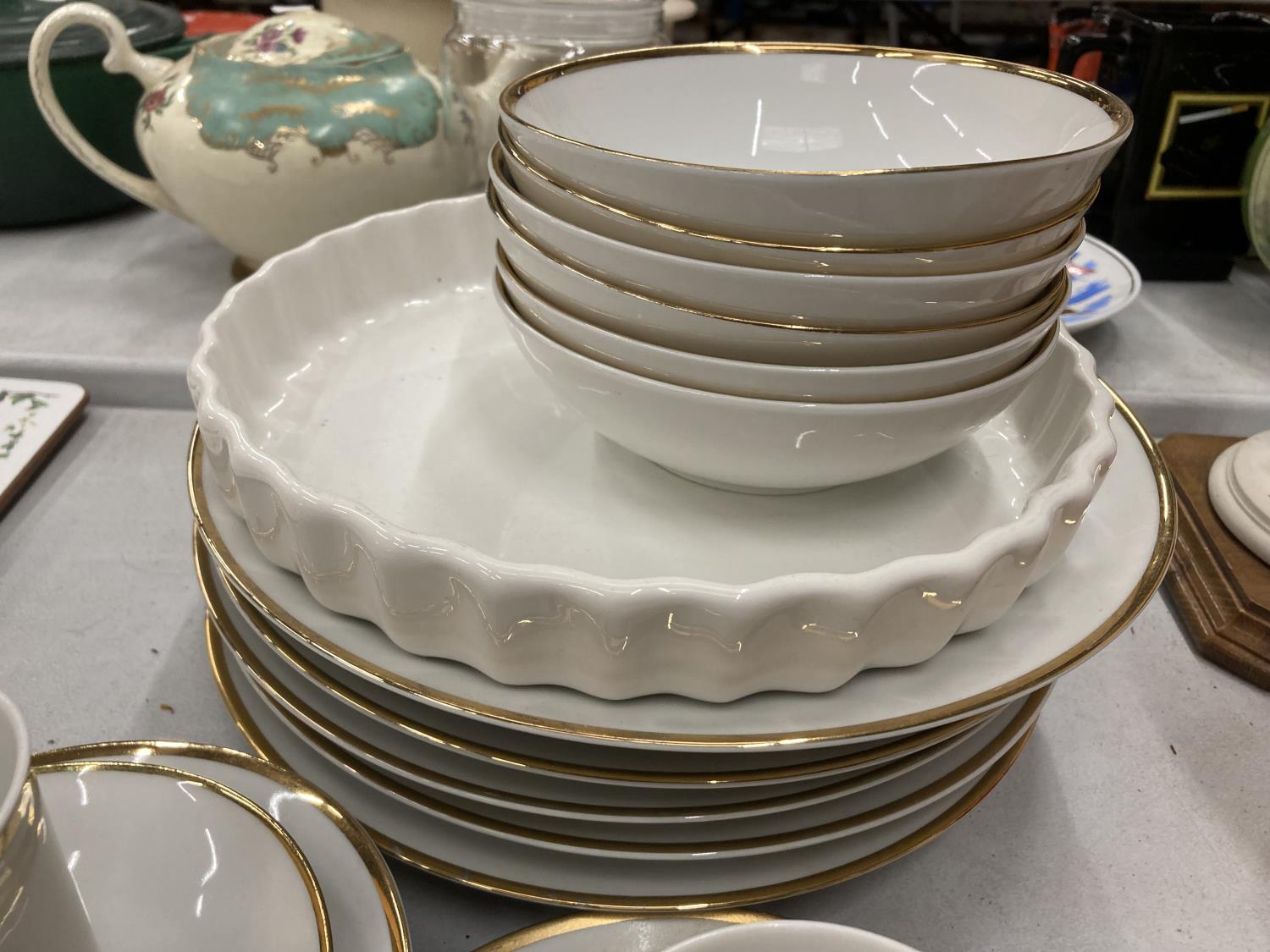 AN ESCHENBACH GERMAN PART DINNER SERVICE TO INCLUDE VARIOUS SIZED PLATES, BOWLS, CUPS, SAUCERS, ETC - Image 3 of 4