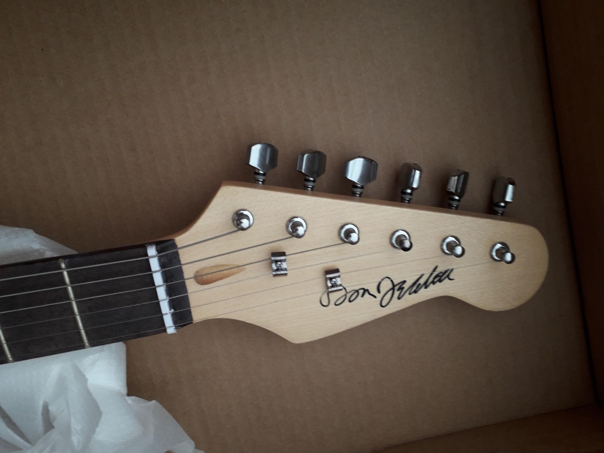 AN AS NEW AND BOXED BONPLAY ELECTRIC GUITAR - Image 3 of 3