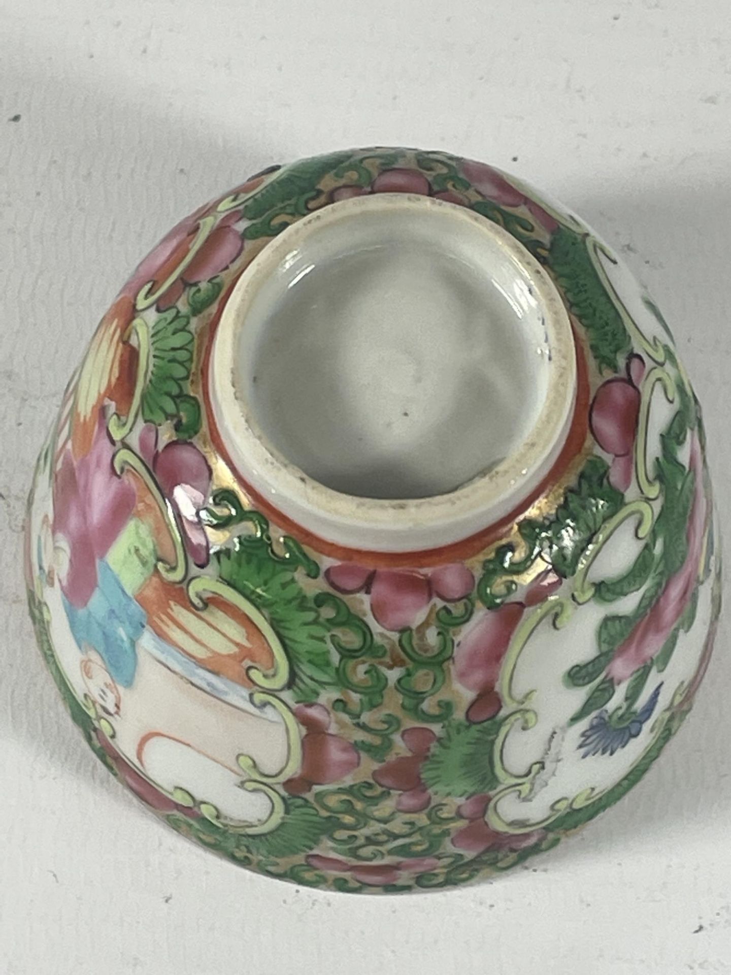 A 19TH CENTURY CHINESE CANTON FAMILLE ROSE TEABOWL, HEIGHT 5CM - Image 3 of 3