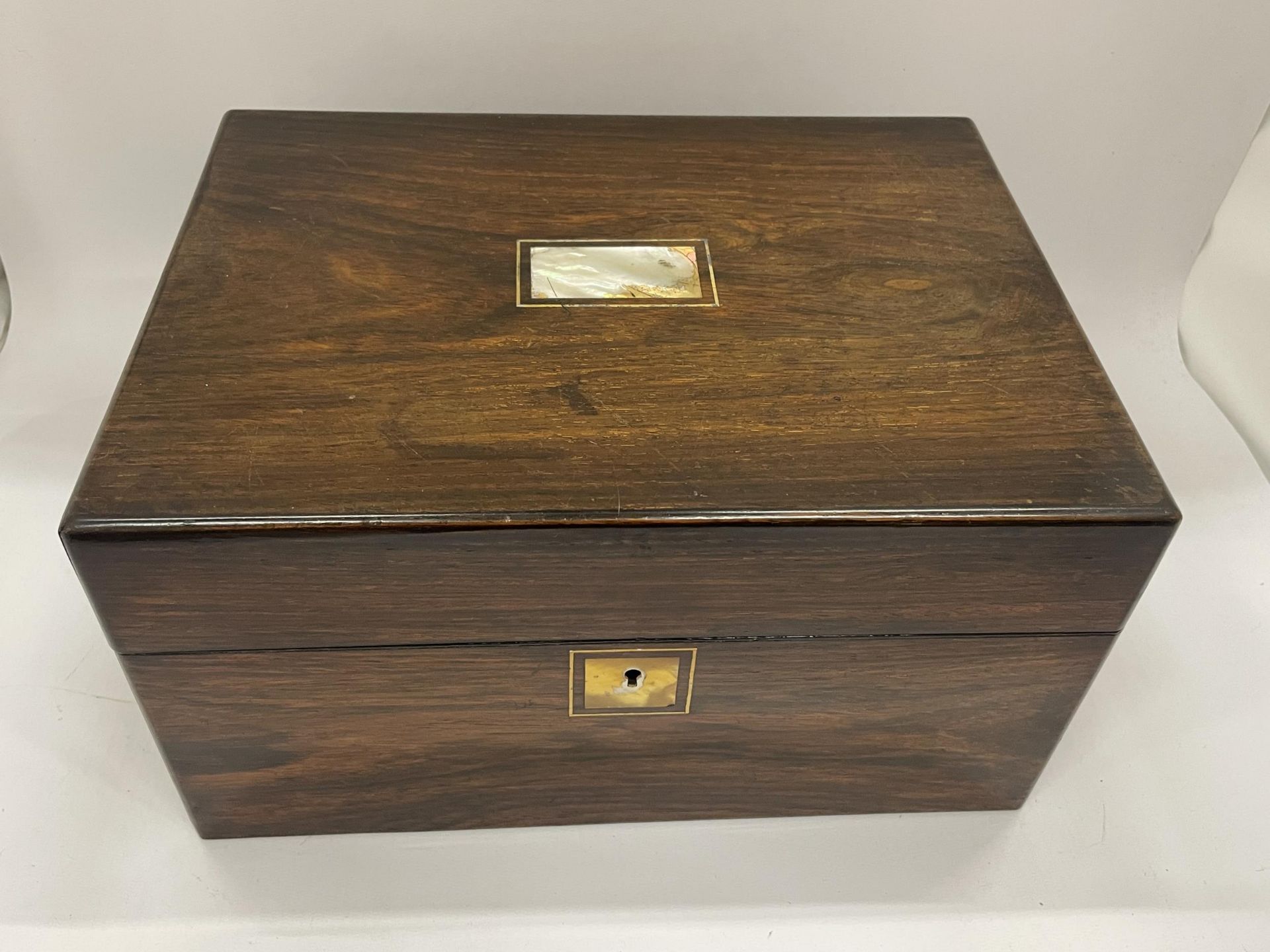 A VICTORIAN ROSEWOOD JEWELLERY BOX WITH MOTHER OF PEARL DESIGN & RED SILK INTERIOR AND SECRET SIDE