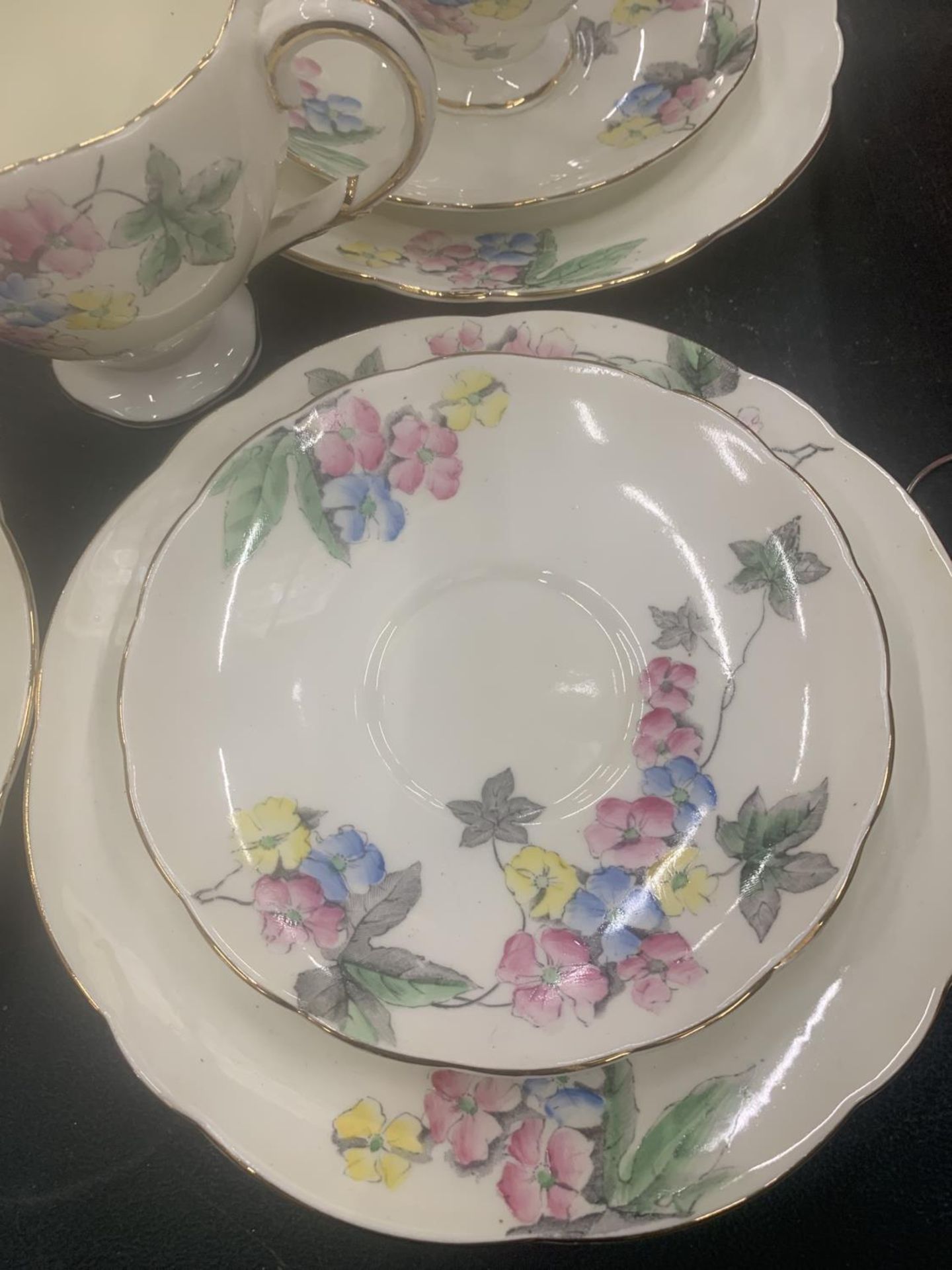 A VINTAGE FOLEY CHINA TEASET TO INCLUDE A CAKE PLATE, CUPS, SAUCERS, SIDE PLATES, A CREAM JUG AND - Image 5 of 7