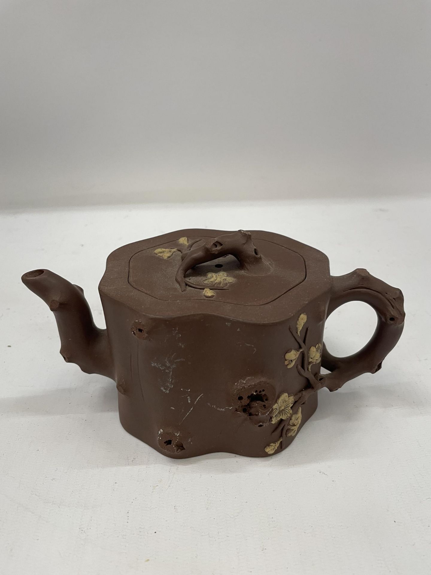 A CHINESE YIXING STYLE CLAY TEAPOT WITH FLORAL DESIGN