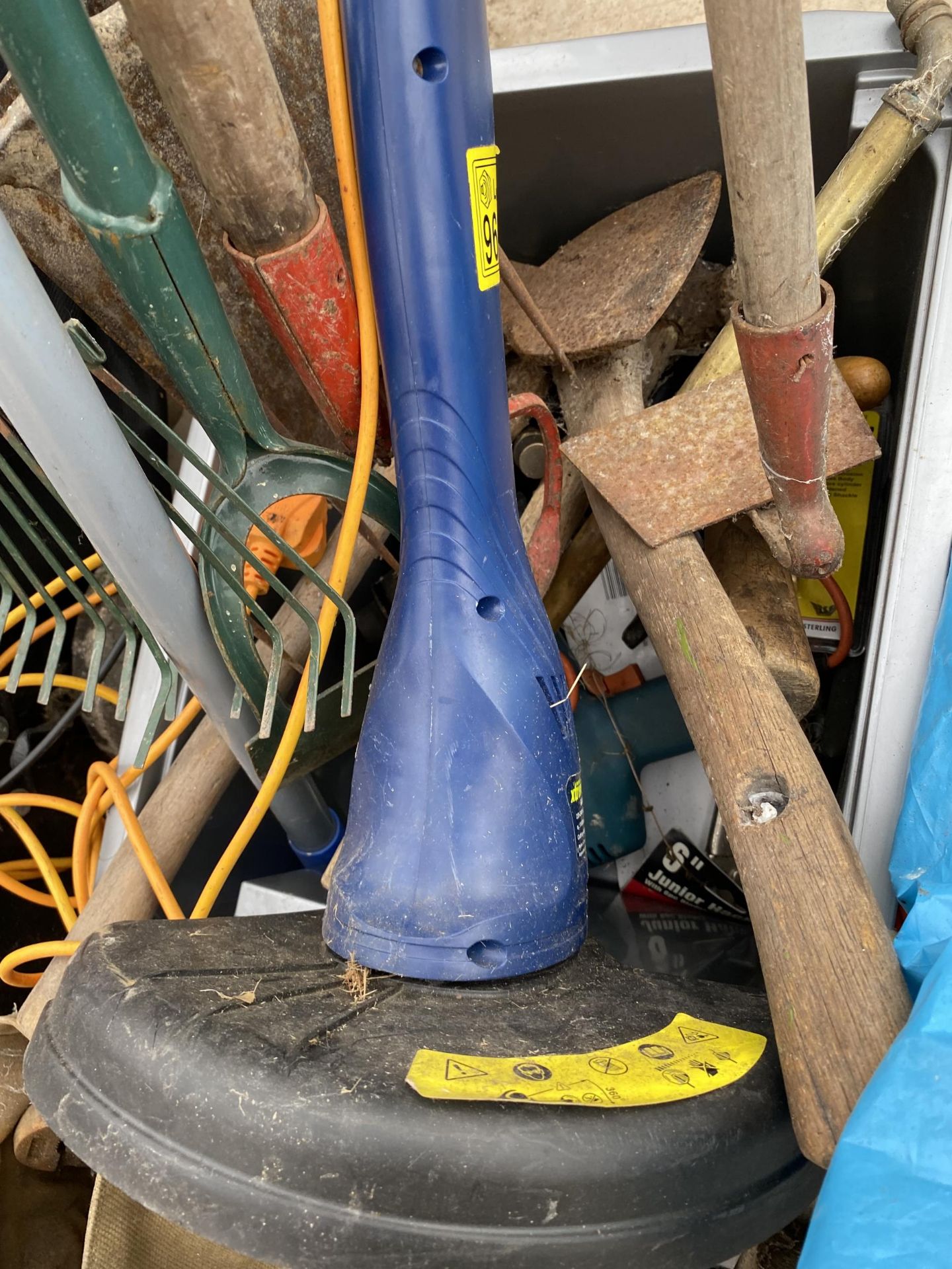 AN ASSORTMENT OF TOOLS TO INCLUDE AN AXE, A SLEDGE HAMMER AND GARDEN TOOLS ETC - Image 6 of 6