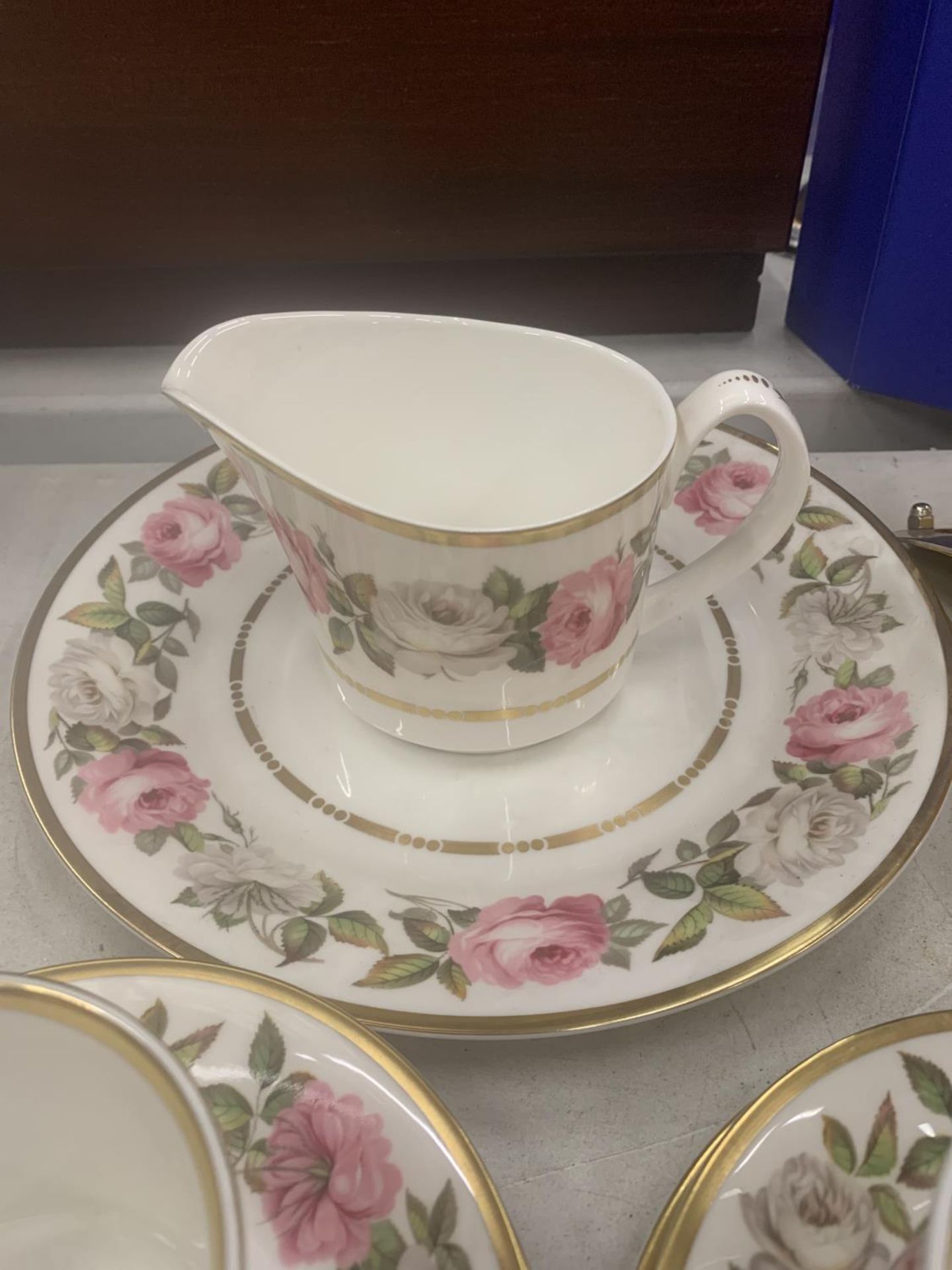 A ROYAL WORCESTER 'ROYAL GARDEN' TEASET TO INCLUDE A CAKE PLATE, CREAM JUG, SUGAR BOWL, CUPS, - Image 5 of 6