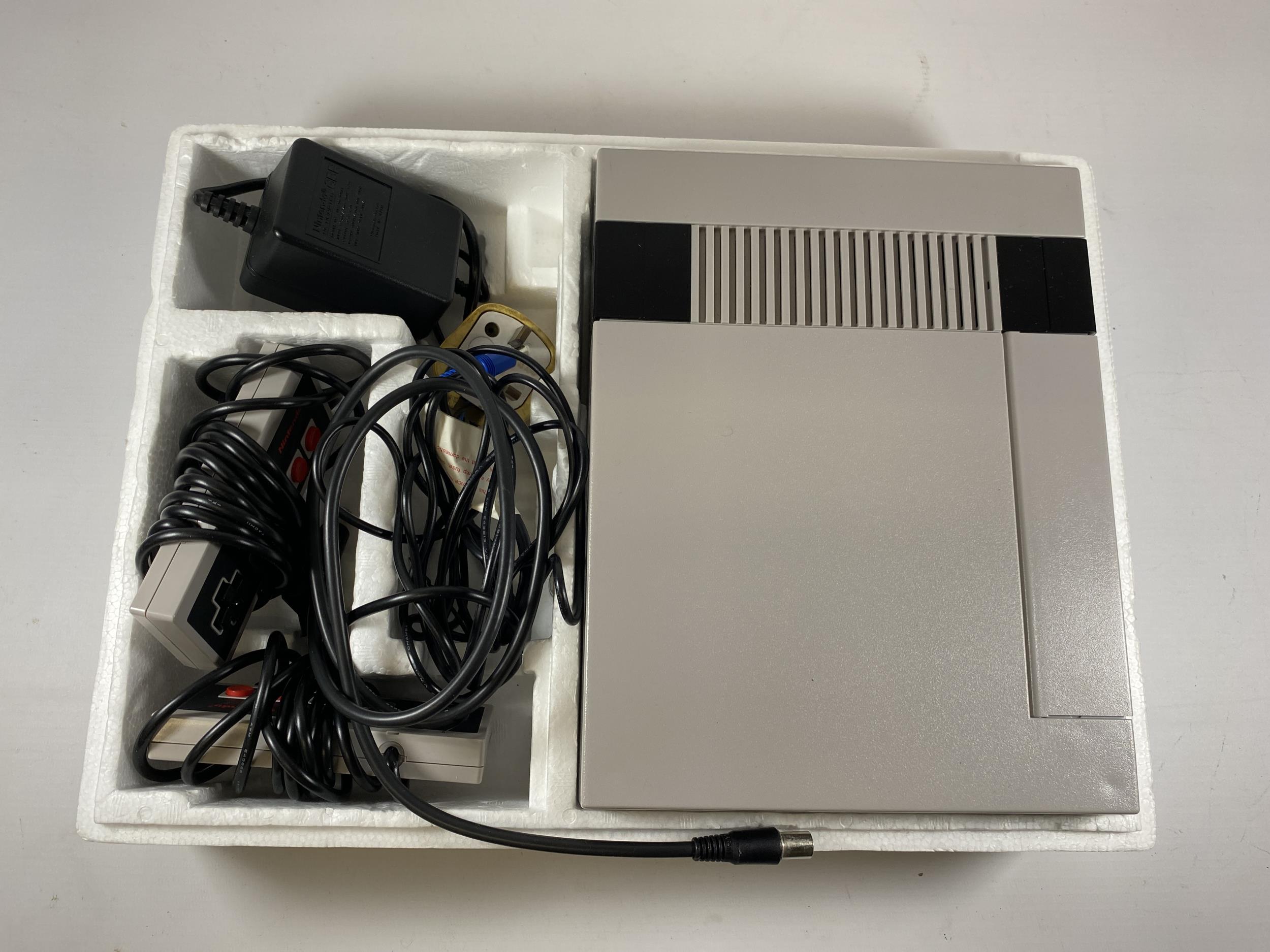 A BOXED RETRO NINTENDO CONTROL DECK NES VERSION ENTERTAINMENT SYSTEM CONSOLE - Image 3 of 3