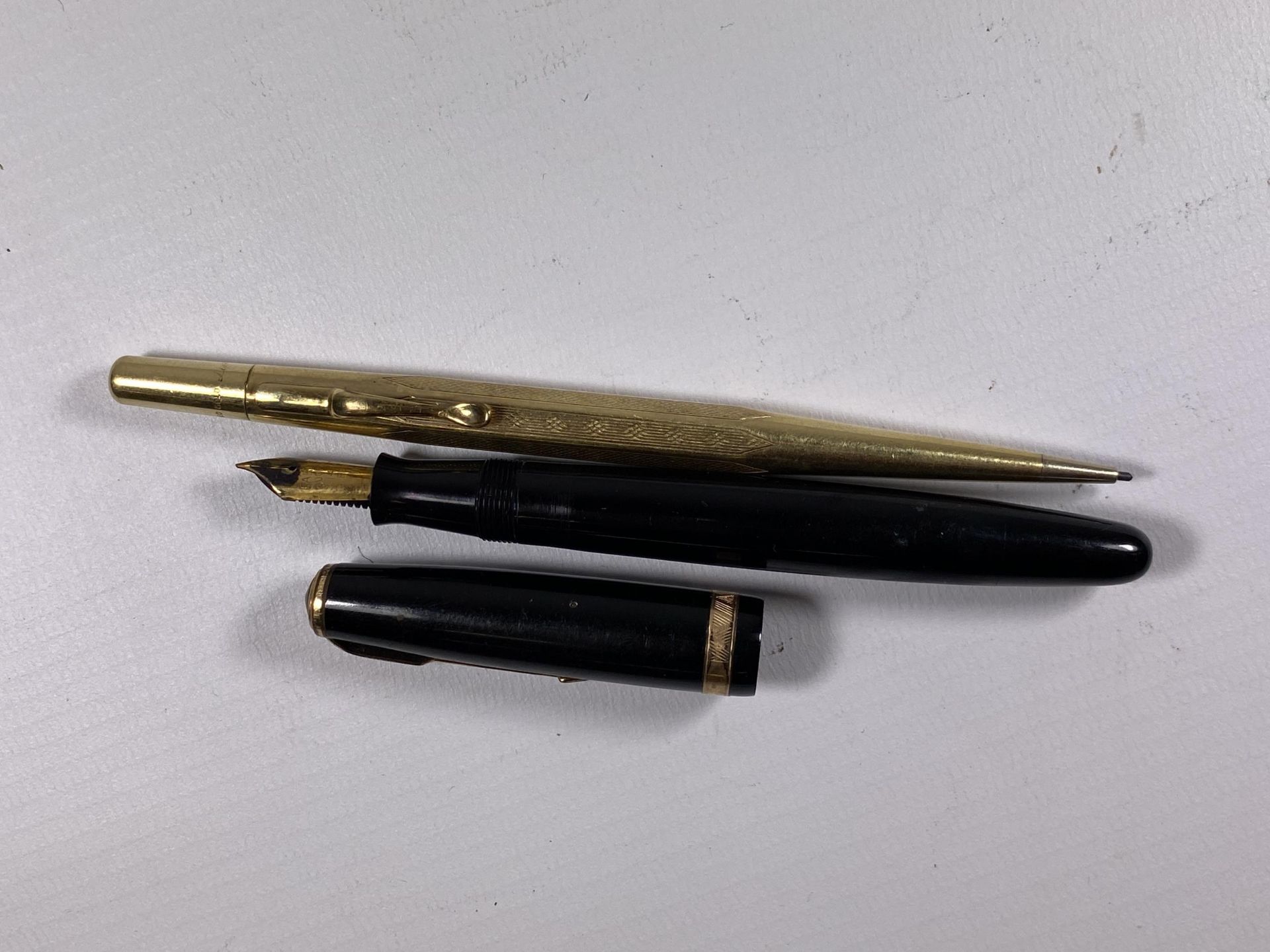 A 14CT GOLD NIB PARKER FOUNTAIN PEN AND FURTHER ROLLED GOLD PENCIL
