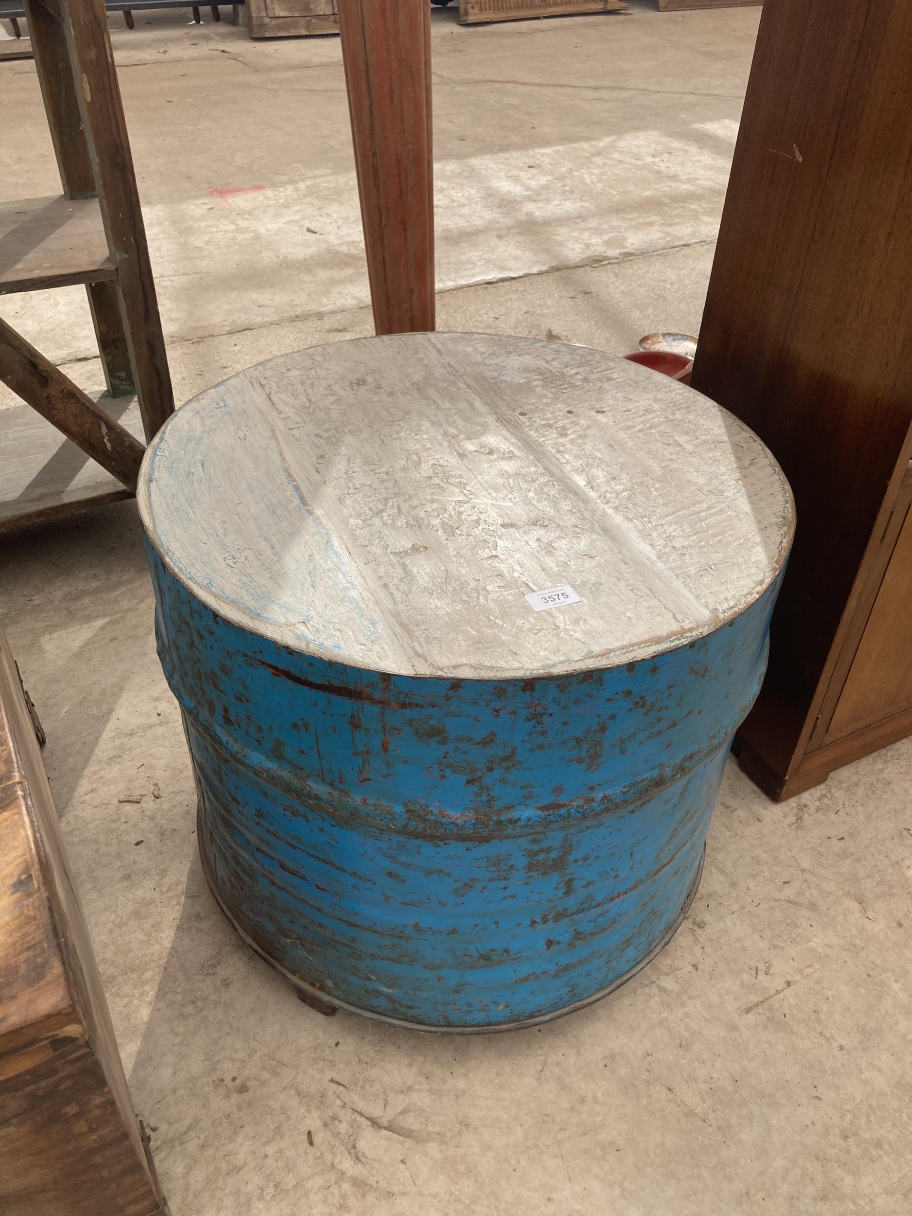 A VINTAGE METAL DRUM SEAT WITH WOODEN TOP