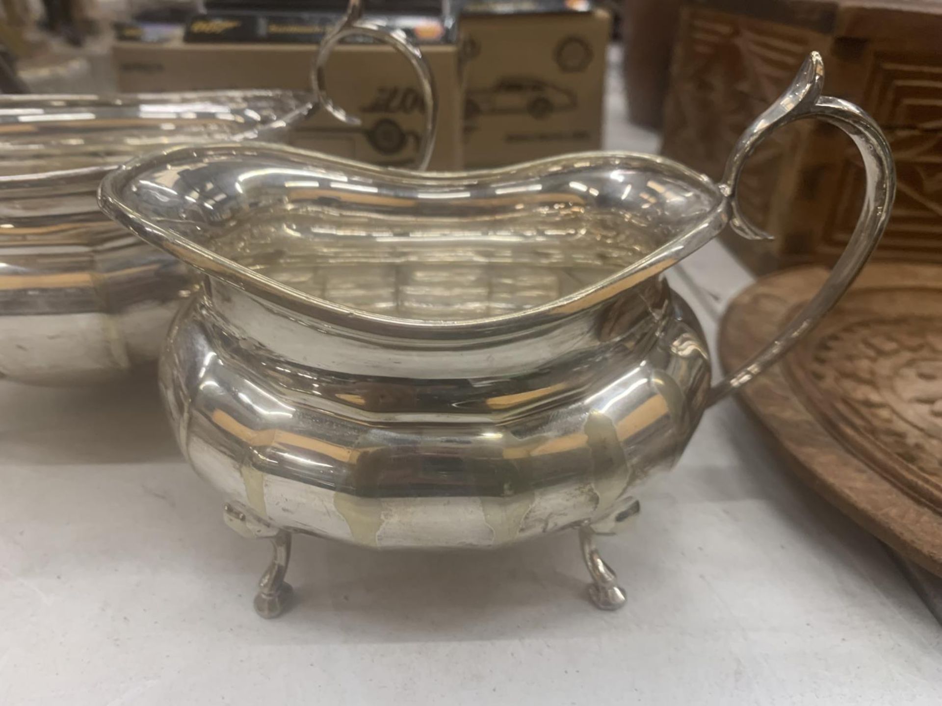 A SILVER PLATED CREAM JUG AND SUGAR BOWL - Image 2 of 4