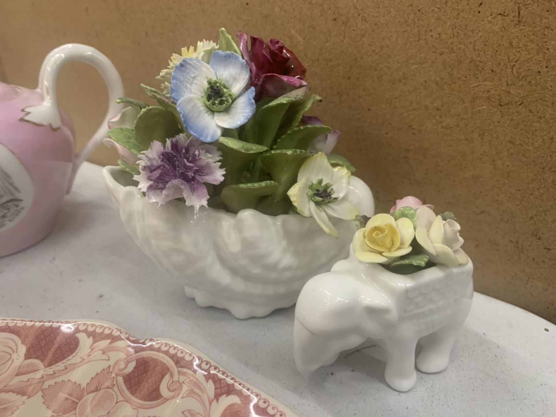 A QUANTITY OF CERAMIC AND CHINA TO INCLUDE A ROYAL CROWN DERBY 'DERBY POSIES' TRIO, CREAM JUG, - Image 4 of 7