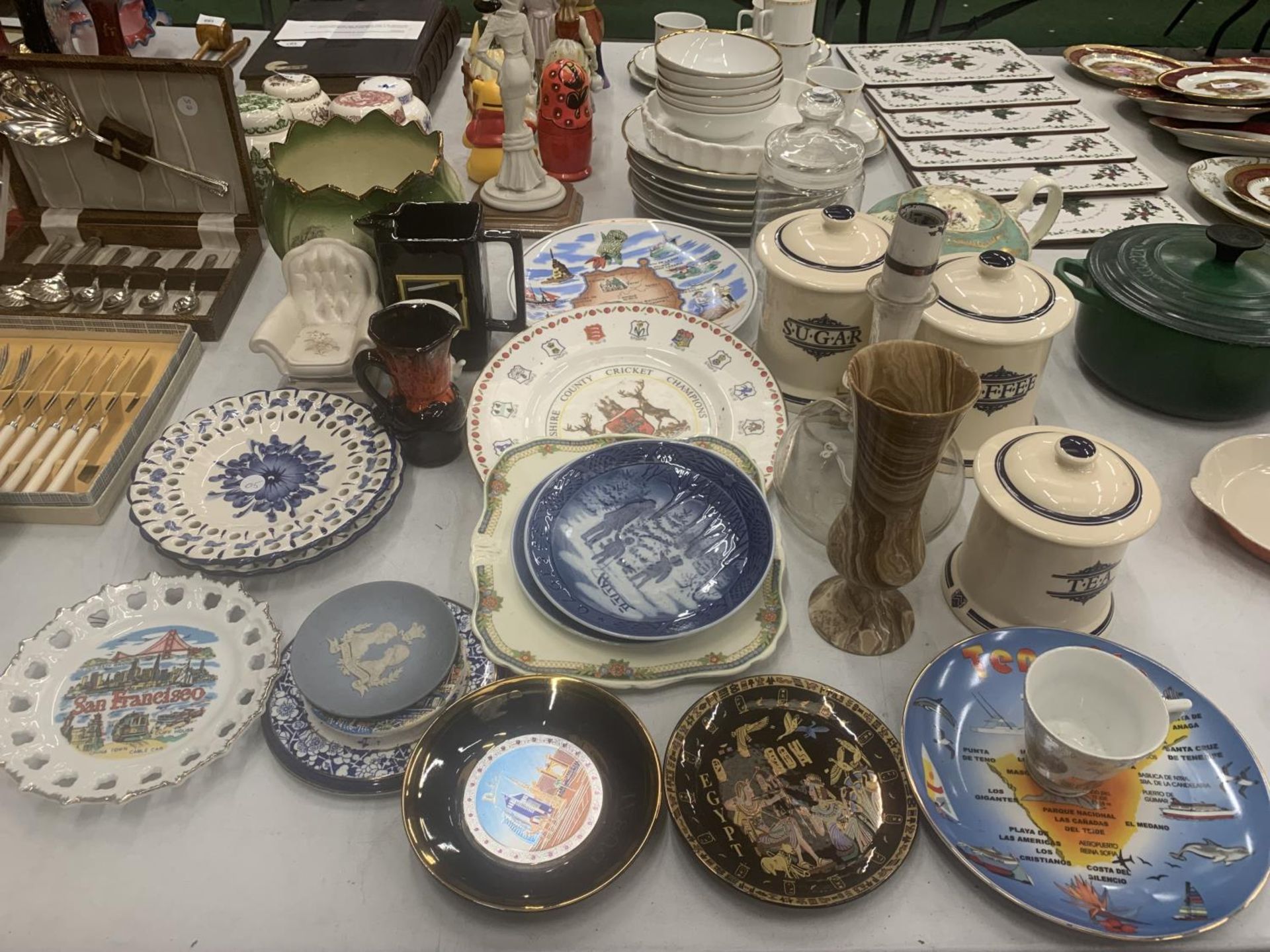 A LARGE QUANTITY OF CERAMICS TO INCLUDE ROYAL COPENHAGEN CHRISTMAS PLATES, STORAGE JARS, CABINET