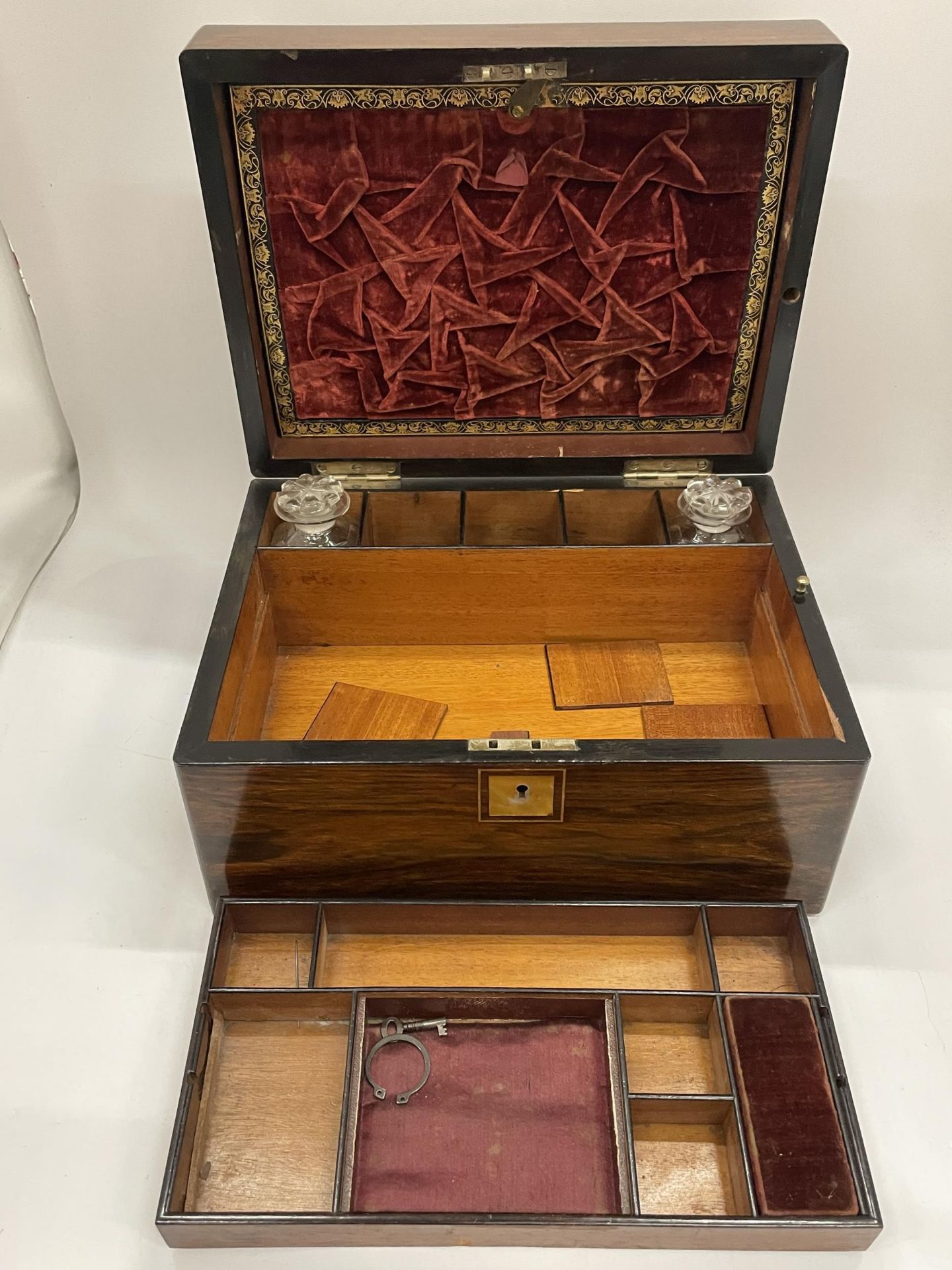 A VICTORIAN ROSEWOOD JEWELLERY BOX WITH MOTHER OF PEARL DESIGN & RED SILK INTERIOR AND SECRET SIDE - Bild 3 aus 7