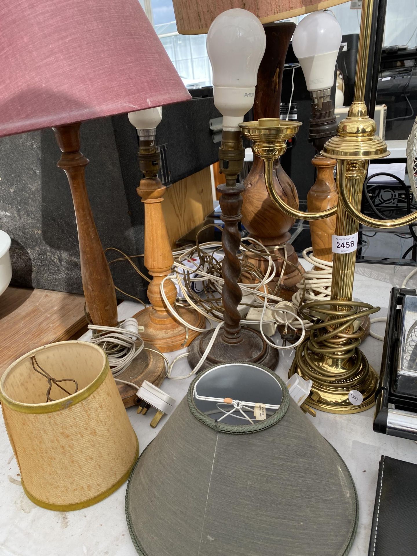 AN ASSORTMENT OF VARIOUS TABLE LAMPS AND SHADES ETC - Bild 2 aus 2