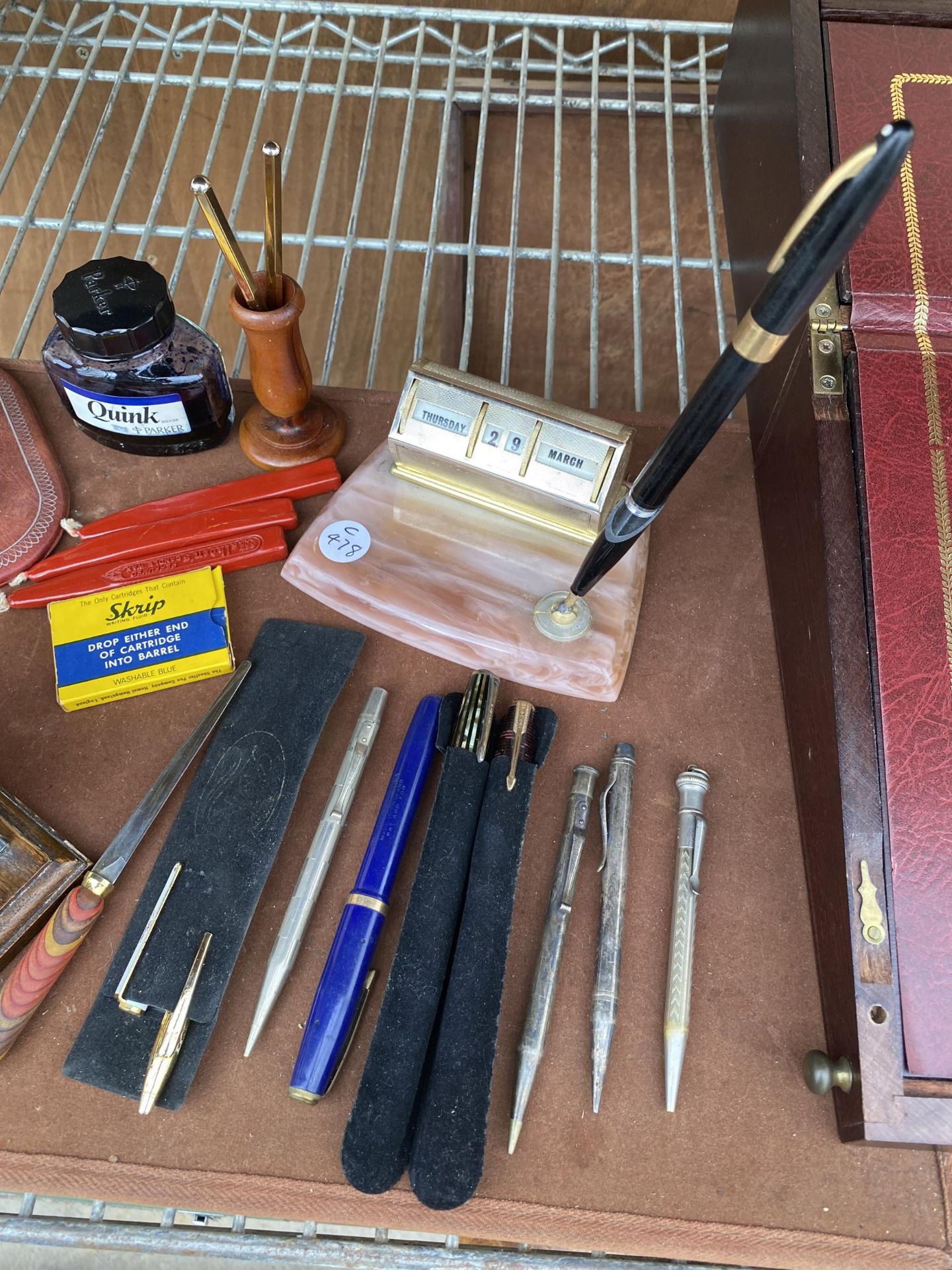 AN ASSORTMENT OF DESK ITEMS TO INCLUDE A PEN HOLDER WITH CALANDER, A LETTER RACK AND A HALLMARKED - Image 2 of 6