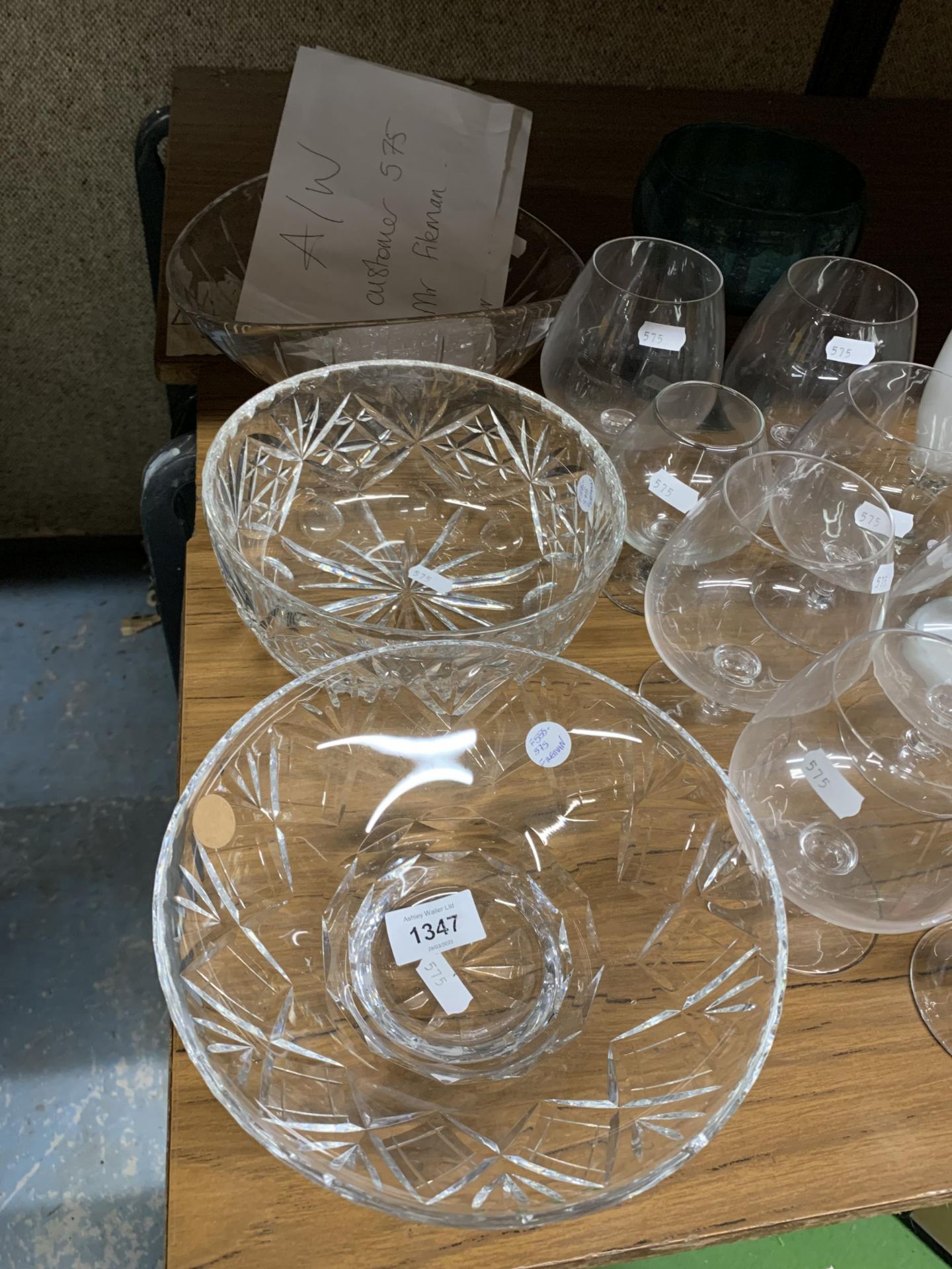 A QUANTITY OF GLASSWARE TO INCLUDE CUT GLASS BOWLS, BRANDY BALLOONS, WHITE GLASS VASE, ETC - Image 3 of 4