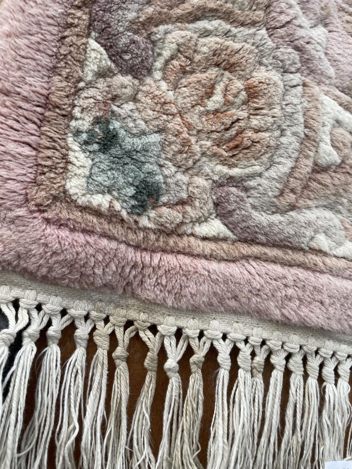 A SMALL PINK PATTERNED FRINGED RUG - Image 2 of 2