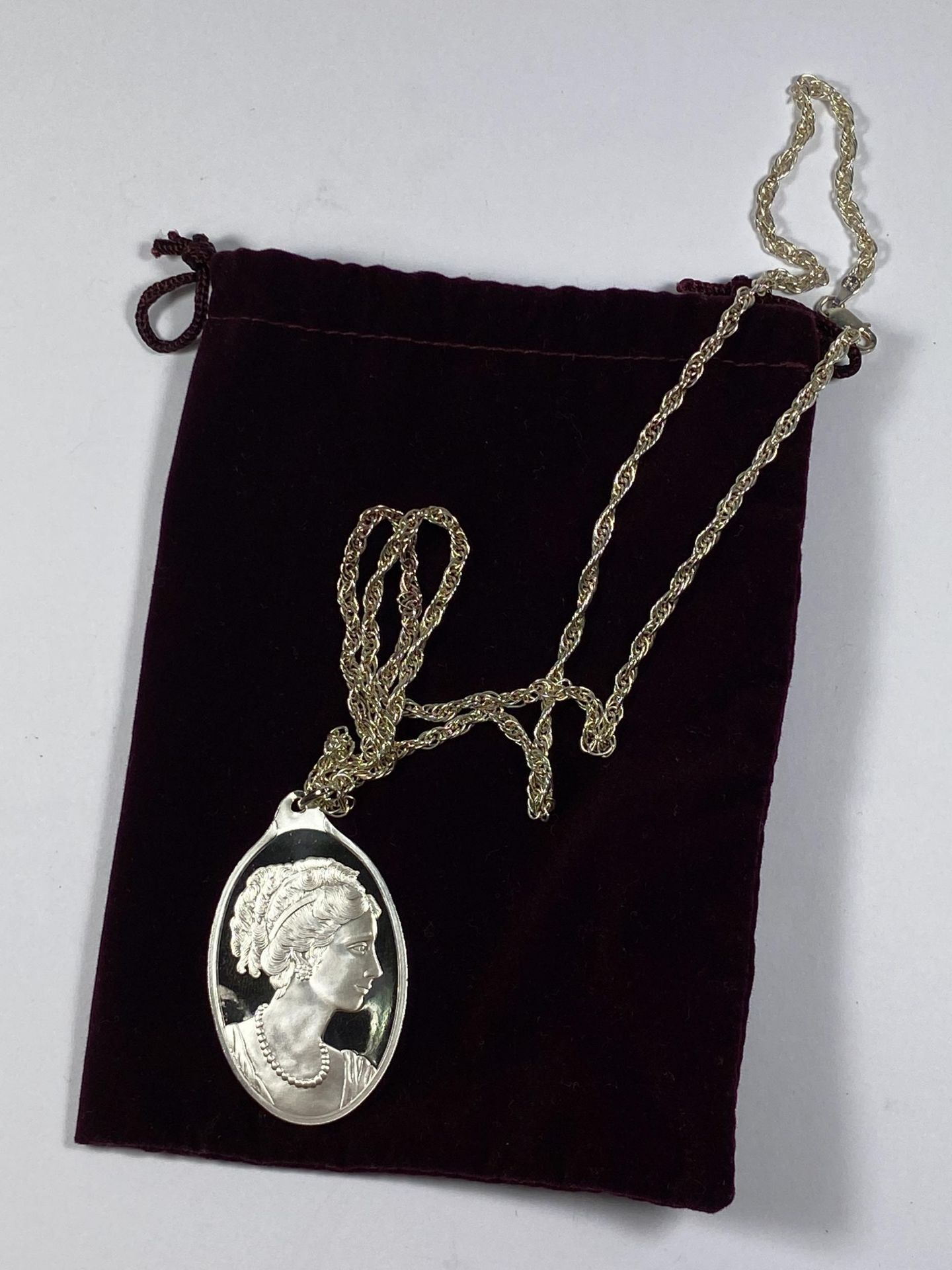 A HALF OUNCE FINE SILVER PENDANT NECKLACE WITH BOX & POUCH - Image 3 of 3