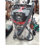AN INDUSTRIAL 80L WET AND DRY MAX BLAST VACUUM