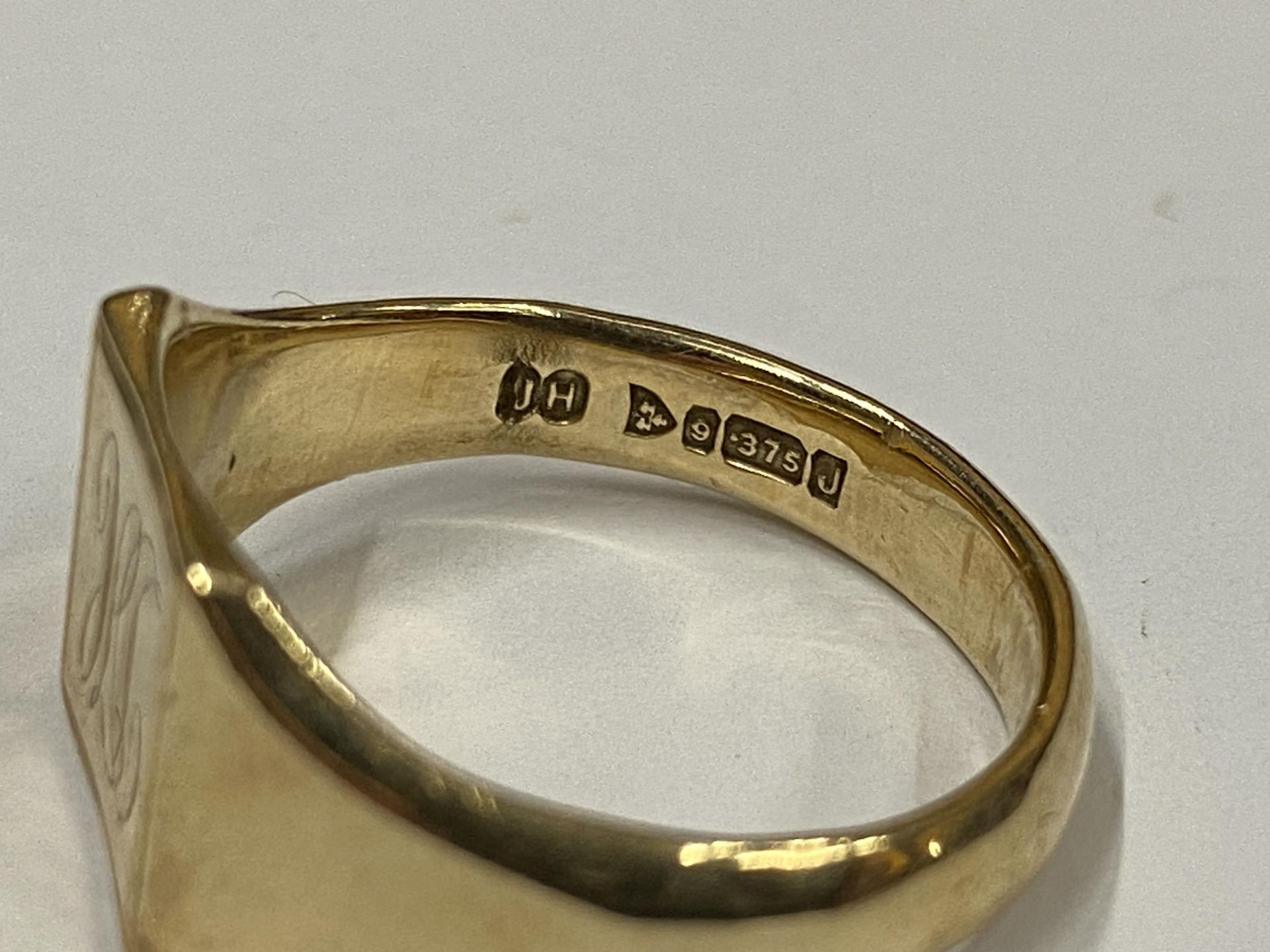 A 9CT YELLOW GOLD GENTS SIGNET RING, SIZE T, WEIGHT 6.89G - Image 2 of 5